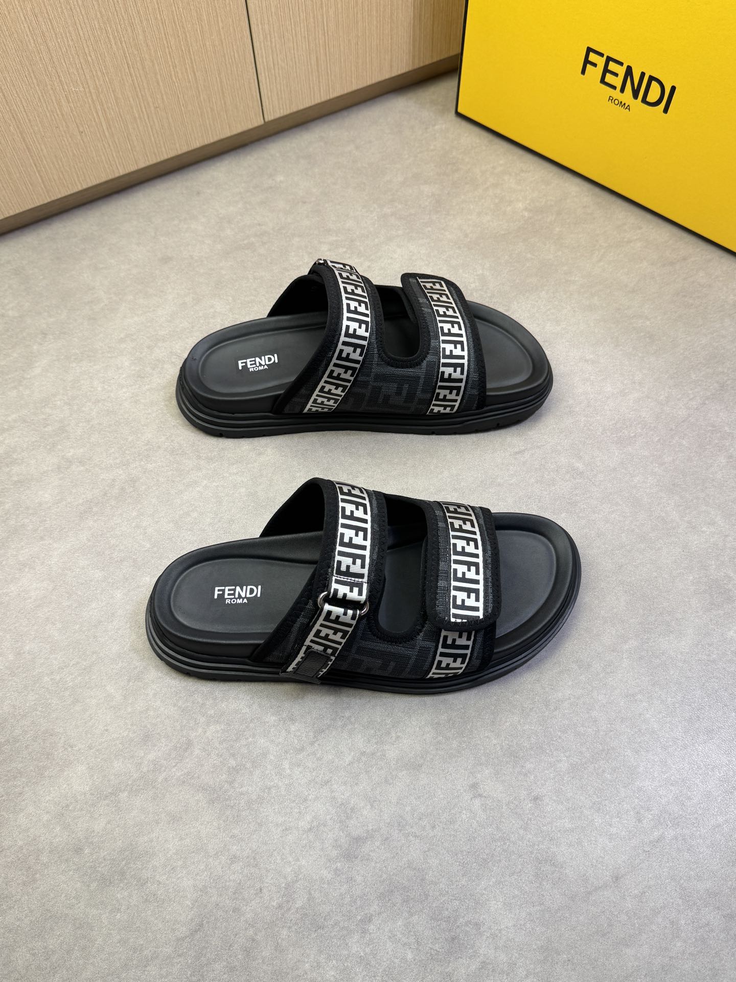 NO:744323,[FENDI] Fendi - High-end quality original casual sandals - Upper brand totem PVC leather, sewn brand totem webbing - Environmentally friendly leather lining - Outsole ultra-light TPU water platform·rubber; combined molded outsole -Super high quality control·Fine workmanship highlights (high-end·luxury·grade) -Size39-44 (38,45, can be customized)·,,fendi,fendi,slippers19860909【FENDI】芬迪 -高端品质 原单休闲凉拖鞋 -鞋面品牌图腾PVC皮料、车缝品牌图腾织带 -内里环保皮 -大底超轻TPU水台·橡胶；组合成型大底 -超高品控·做工精细凸显(高端·贵气·档次) -Size39-44（38,45,可订做)·,,fendi,fendi,slippers,Men's shoes