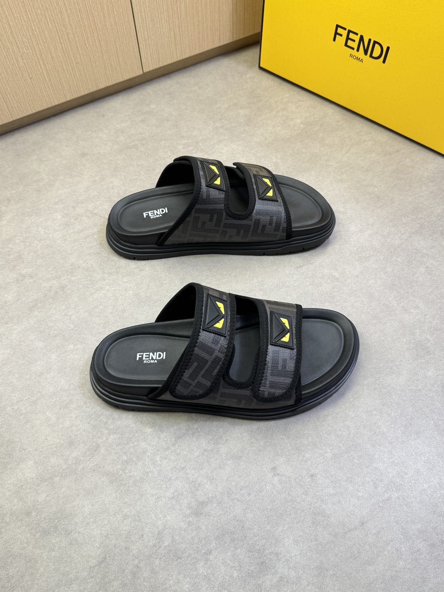 NO:744331,[FENDI] Fendi - High-end quality original casual sandals - Upper brand totem PVC leather, sewn brand plastic logo - Environmentally friendly leather lining - Outsole ultra-light TPU water platform rubber; combined molded outsole - Super high quality control, fine workmanship highlights (high-end, extravagance, grade) -Size39-44 (38,45, can be customized)·,,fendi,fendi,slippers19860909【FENDI】芬迪 -高端品质 原单休闲凉拖鞋 -鞋面品牌图腾PVC皮料、车缝品牌塑胶标识 -内里环保皮 -大底超轻TPU水台·橡胶；组合成型大底 -超高品控·做工精细凸显(高端·贵气·档次) -Size39-44（38,45,可订做)·,,fendi,fendi,slippers,Men's shoes