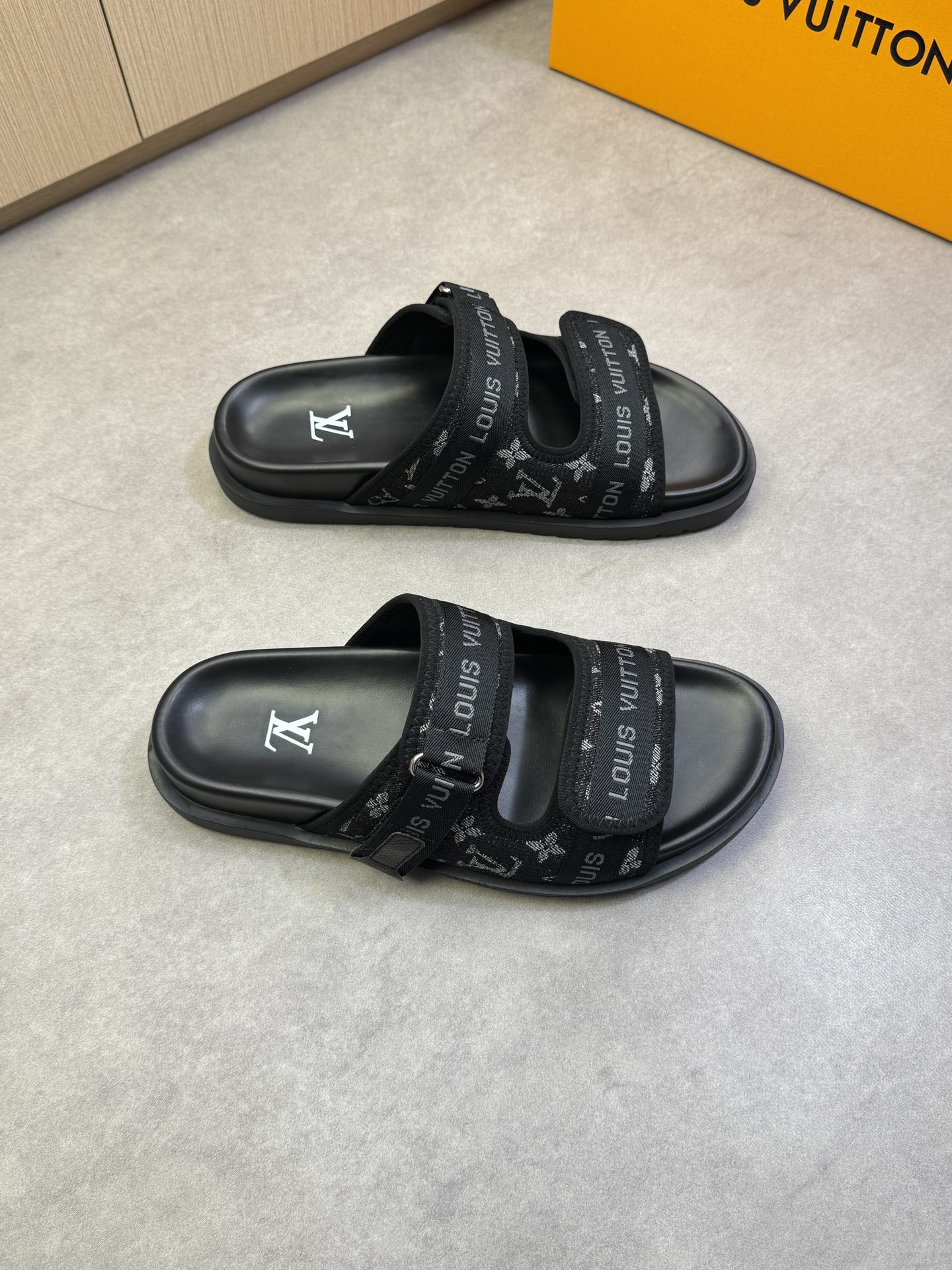 NO:274772,【Louis Vuitton】Louis Vuitton - High-end quality Original single casual sandals - Upper brand totem cloth, sewing brand webbing - Inner environmentally friendly leather - Outsole ultra-light TPU water table·rubber; Combined molding outsole - Ultra-high quality control·fine workmanship highlighting (high-end, noble, grade) - Size39-44 (38, 45, custom made)·FD1086,,louis vuitton,louis vuitton,slippers19860909【Louis Vuitton】路易威登 -高端品质 原单休闲凉拖鞋 -鞋面品牌图腾布匹、车缝品牌织带 -内里环保皮 -大底超轻TPU水台·橡胶；组合成型大底 -超高品控·做工精细凸显(高端·贵气·档次) -Size39-44（38,45,可订做)·FD1086,,louis vuitton,louis vuitton,slippers,Men's shoes