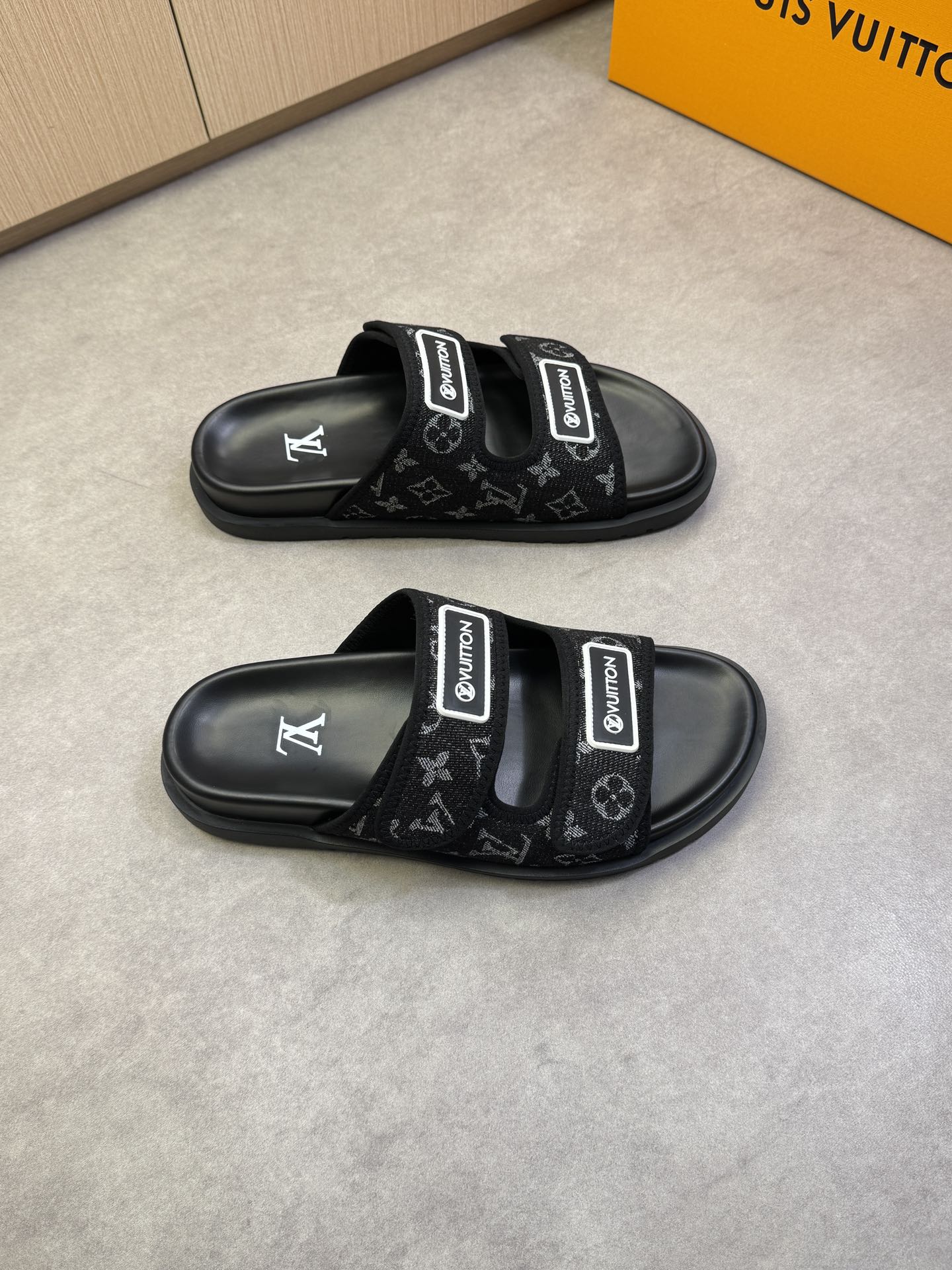 NO:274778,【Louis Vuitton】Louis Vuitton - High-end quality Original single casual sandals - Upper brand totem cloth, sewing brand plastic logo - Inner environmentally friendly leather - Outsole ultra-light TPU water table·rubber; Combined molding outsole - Ultra-high quality control·fine workmanship highlighted (high-end, noble, grade) - Size39-44 (38, 45, custom made)·FD1086,,louis vuitton,louis vuitton,slippers19860909【Louis Vuitton】路易威登 -高端品质 原单休闲凉拖鞋 -鞋面品牌图腾布匹、车缝品牌塑胶标识 -内里环保皮 -大底超轻TPU水台·橡胶；组合成型大底 -超高品控·做工精细凸显(高端·贵气·档次) -Size39-44（38,45,可订做)·FD1086,,louis vuitton,louis vuitton,slippers,Men's shoes