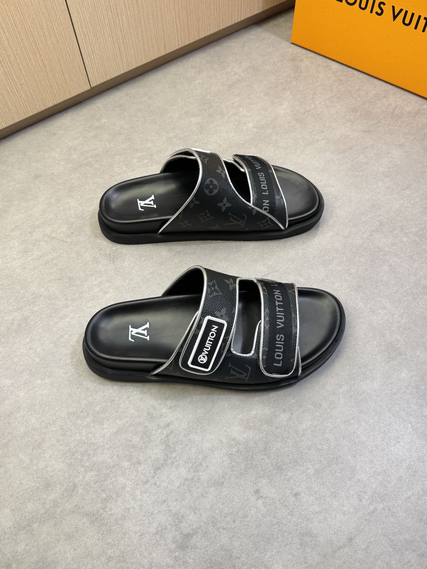 NO:274758,【Louis Vuitton】Louis Vuitton - High-end quality Original single casual sandals - Upper brand totem PVC leather, sewing brand webbing, brand plastic logo - Inner environmentally friendly leather - Outsole ultra-light TPU water table·rubber; Combined molding outsole - Ultra-high quality control·fine workmanship highlighting (high-end, noble, grade) - Size39-44 (38, 45, custom made)·FD1086,,louis vuitton,louis vuitton,slippers19860909【Louis Vuitton】路易威登 -高端品质 原单休闲凉拖鞋 -鞋面品牌图腾PVC皮料、车缝品牌织带、品牌塑胶标识 -内里环保皮 -大底超轻TPU水台·橡胶；组合成型大底 -超高品控·做工精细凸显(高端·贵气·档次) -Size39-44（38,45,可订做)·FD1086,,louis vuitton,louis vuitton,slippers,Men's shoes