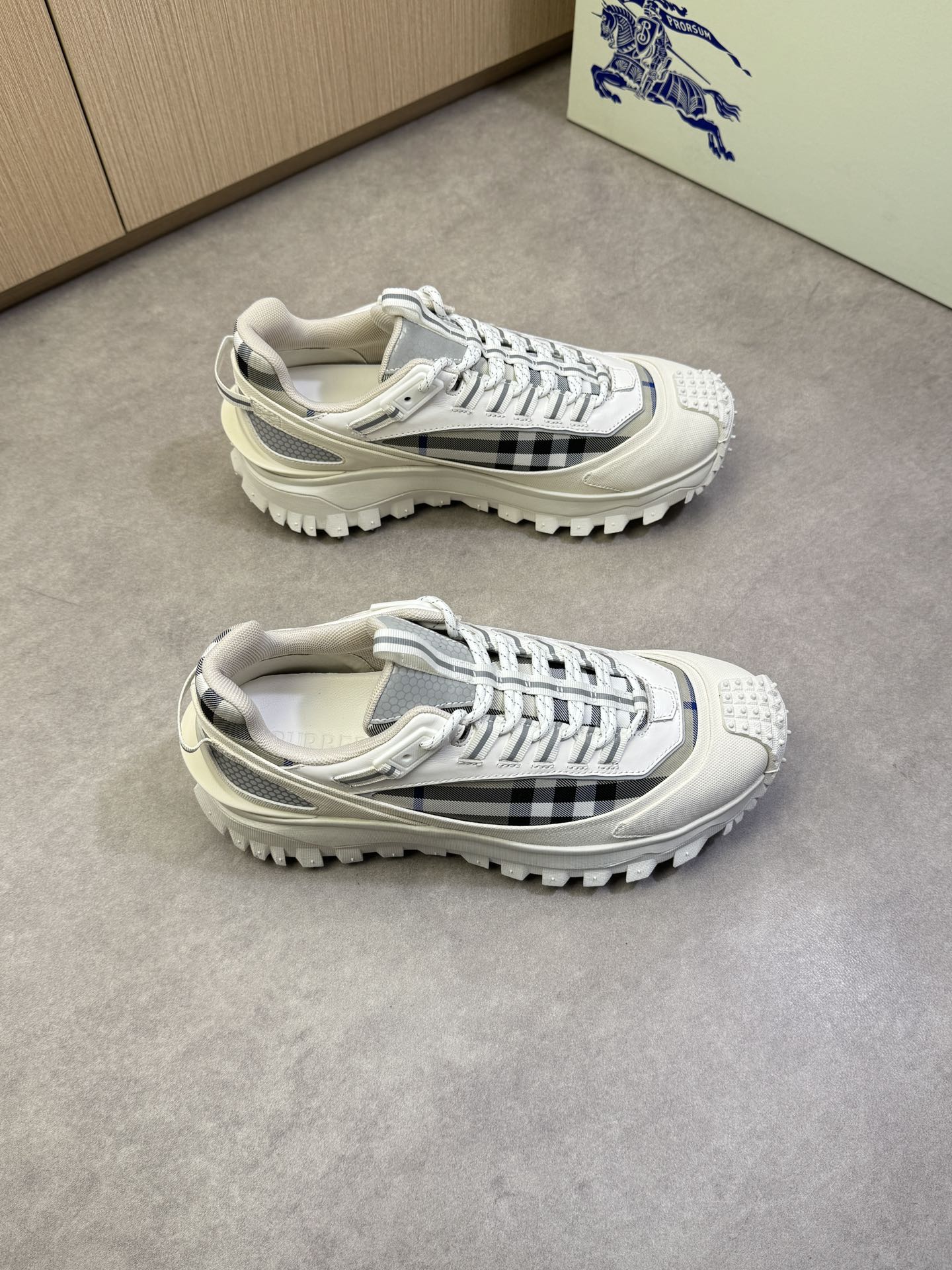 NO:274766,【BURBERRY】Burberry - High-end quality Original single casual sneakers - Upper imported brand totem cloth, tongue. Heel seam reflective brand webbing - Inner canvas inner lining, foot pad; water dyed cowhide - Ultra-light TPU foaming·rubber; Formed sole - Ultra-high quality control·fine workmanship highlighted (high-end·noble·grade) -Size 39-44 (38,45, custom made)·BB1100,,burberry,burberry,sneakers,cowhide19860909【 BURBERRY】巴宝莉 -高端品质 原单休闲运动鞋 -鞋面进口品牌图腾布匹、鞋舌.后跟车缝反光品牌织带 -内里帆布内里,垫脚；水染牛皮 -大底超轻TPU发泡·橡胶; 成型大底 -超高品控·做工精细凸显(高端·贵气·档次) -Size 39-44（38,45,可订做)·BB1100,,burberry,burberry,sneakers,cowhide,Men's shoes