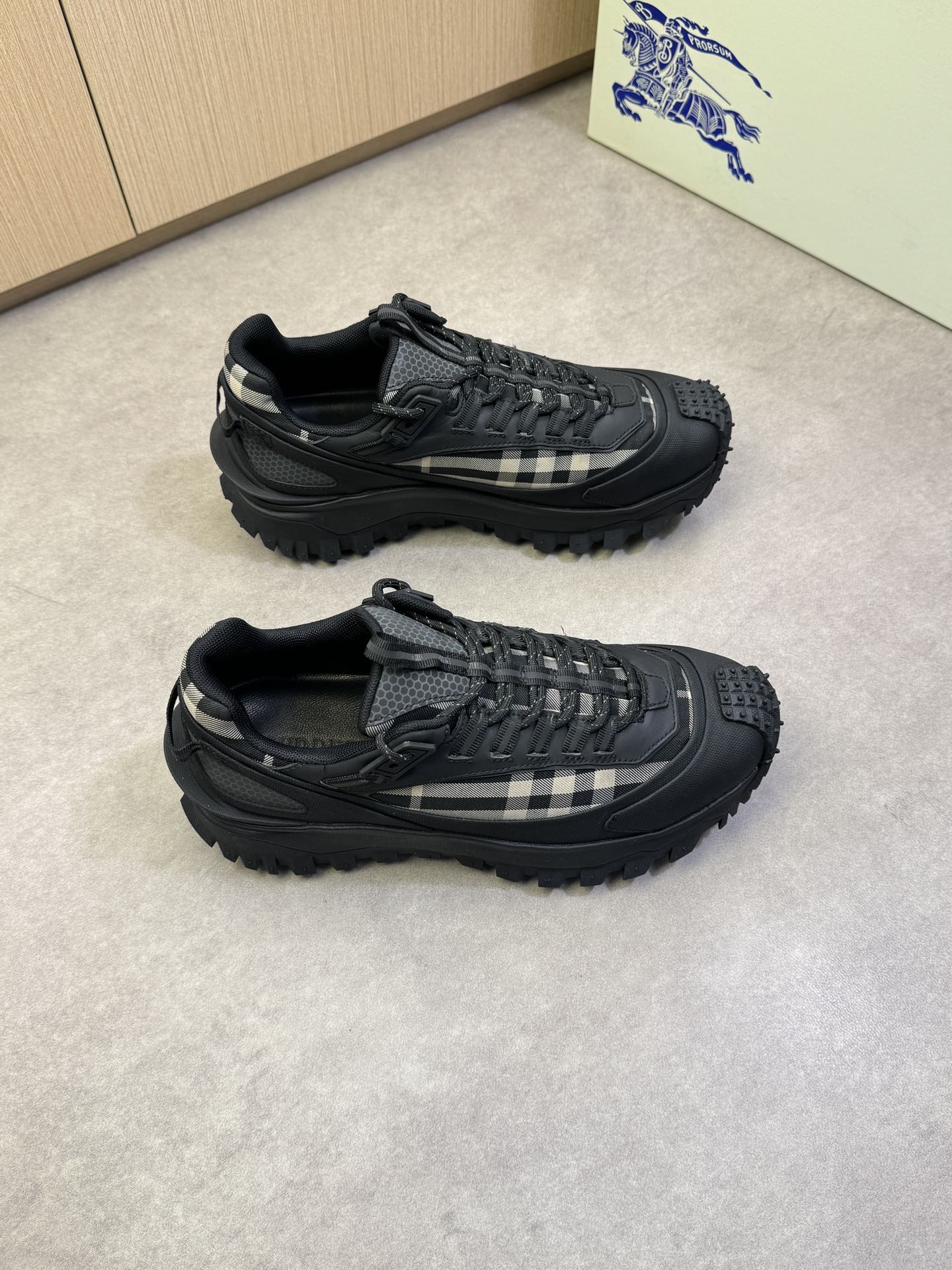 NO:274768,【BURBERRY】Burberry - High-end quality Original single casual sneakers - Upper imported Napa calfskin, brand totem cloth, tongue. Heel seam reflective brand webbing - Inner canvas inner lining, foot pad; Water dye cowhide - Ultra-light TPU foaming·rubber; Formed sole - Ultra-high quality control·fine workmanship highlighted (high-end·noble·grade) -Size 39-44 (38,45, custom made)·BB1100,,burberry,burberry,sneakers,cowhide19860909【 BURBERRY】巴宝莉 -高端品质 原单休闲运动鞋 -鞋面进口纳帕小牛皮、品牌图腾布匹、鞋舌.后跟车缝反光品牌织带 -内里帆布内里,垫脚；水染牛皮 -大底超轻TPU发泡·橡胶; 成型大底 -超高品控·做工精细凸显(高端·贵气·档次) -Size 39-44（38,45,可订做)·BB1100,,burberry,burberry,sneakers,cowhide,Men's shoes