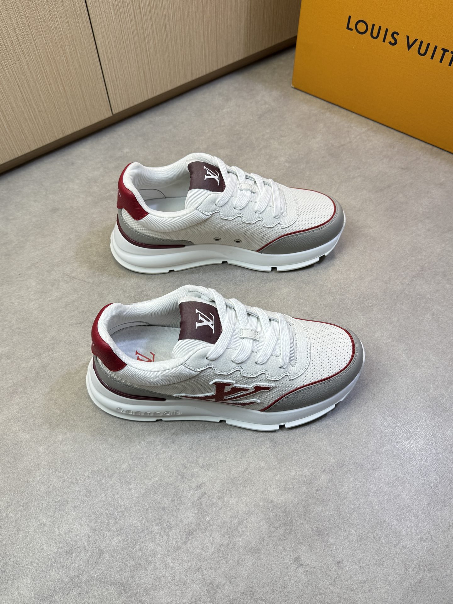 NO:274861,【Louis Vuitton】Louis Vuitton - High-end quality Original single casual sneakers - Upper lying pattern calfskin, Napa calfskin punching process, shoe body sewing brand totem, tongue, cloth, heel. Hot brand logo - Neil brand canvas - Outsole ultra-light TPU. Rubber; molded outsole - Ultra-high quality control · Fine workmanship highlight (high-end · noble · grade) -Size 39-44 (38, 45, 46, custom made)·L0126,,louis vuitton,louis vuitton,sneakers,cowhide19860909【Louis Vuitton】路易威登 -高端品质 原单休闲运动鞋 -鞋面荔纹小牛皮、纳帕小牛皮打孔工艺、鞋身车缝品牌图腾、鞋舌.布标、后跟.热切品牌Logo -内里品牌帆布 -大底超轻TPU.橡胶; 成型大底 -超高品控·做工精细凸显(高端·贵气·档次) -Size 39-44（38,45,46,可订做)·L0126,,louis vuitton,louis vuitton,sneakers,cowhide,Men's shoes