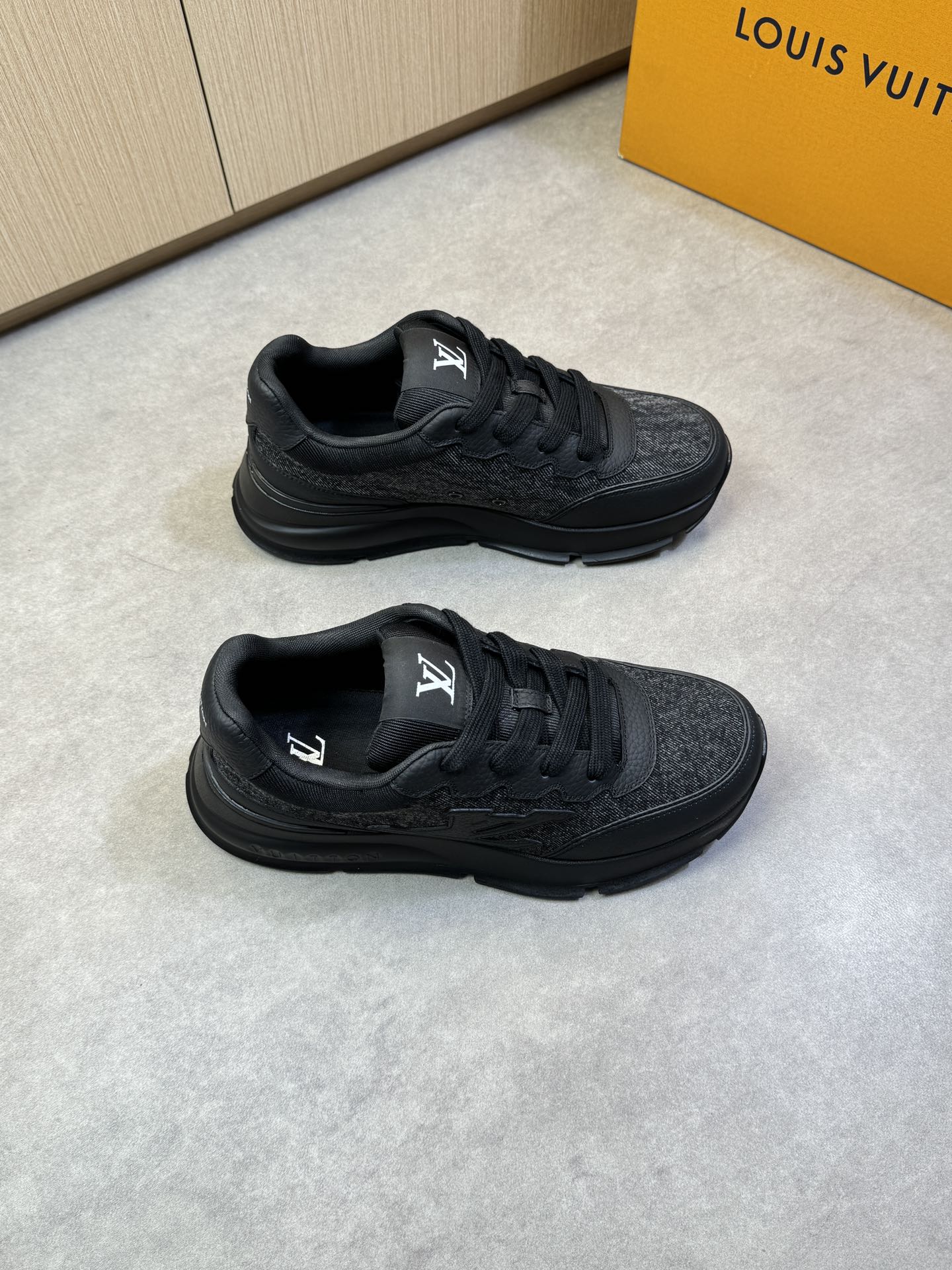 NO:274864,【Louis Vuitton】Louis Vuitton - High-end quality Original single casual sneakers - Upper lychew calfskin, brand canvas, shoe body sewing brand totem, tongue, cloth, heel. Passionate brand logo - Neil brand canvas - Outsole ultra-light TPU. Rubber; molded outsole - Ultra-high quality control · Fine workmanship highlights (high-end, noble, grade) - Size 39-44 (38, 45, 46, custom made)·L0126,,louis vuitton,louis vuitton,sneakers,cowhide19860909【Louis Vuitton】路易威登 -高端品质 原单休闲运动鞋 -鞋面荔纹小牛皮、品牌帆布、鞋身车缝品牌图腾、鞋舌.布标、后跟.热切品牌Logo -内里品牌帆布 -大底超轻TPU.橡胶; 成型大底 -超高品控·做工精细凸显(高端·贵气·档次) -Size 39-44（38,45,46,可订做)·L0126,,louis vuitton,louis vuitton,sneakers,cowhide,Men's shoes