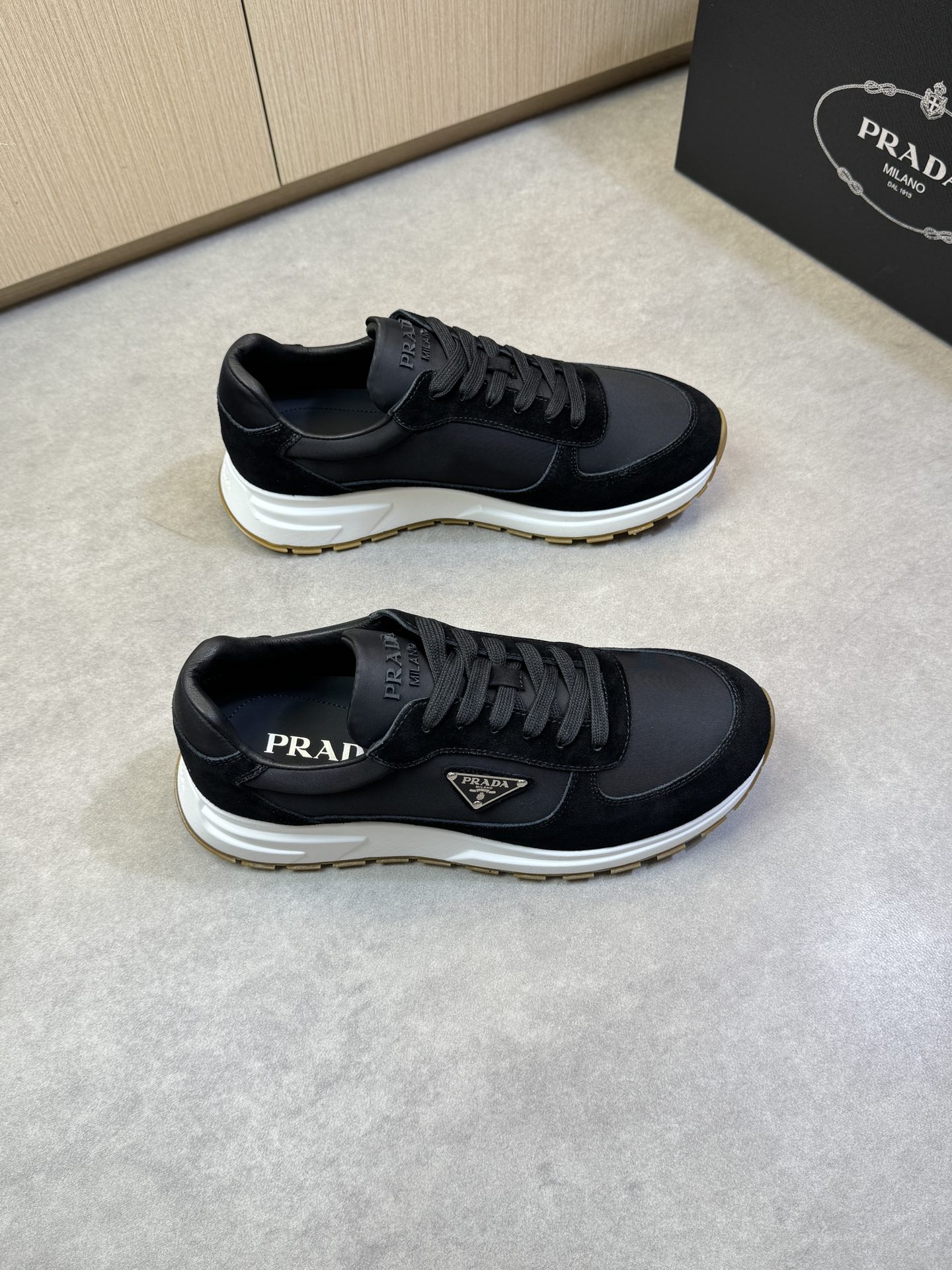 NO:275111,【PRADA】Prada - High-end quality Original single casual sneakers - Upper reverse velvet calfskin, high mercerized canvas, shoe body brand metal fastener, shoe tongue injection molding brand logo - Inner water dye cowhide - Outsole ultra-light TPU foaming·rubber; molded outsole - Ultra-high quality control·fine workmanship highlighted (high-end·noble·grade) -Size 38-44 (45, custom made)·PR0372,,prada,prada,sneakers,cowhide19860909【PRADA】普拉达 -高端品质 原单休闲运动鞋 -鞋面反绒小牛皮、高丝光帆布、鞋身品牌金属扣件、鞋舌注塑品牌logo -内里水染牛皮 -大底超轻TPU发泡·橡胶；成型大底 -超高品控·做工精细凸显(高端·贵气·档次) -Size 38-44（45,可订做)·PR0372,,prada,prada,sneakers,cowhide,Men's shoes