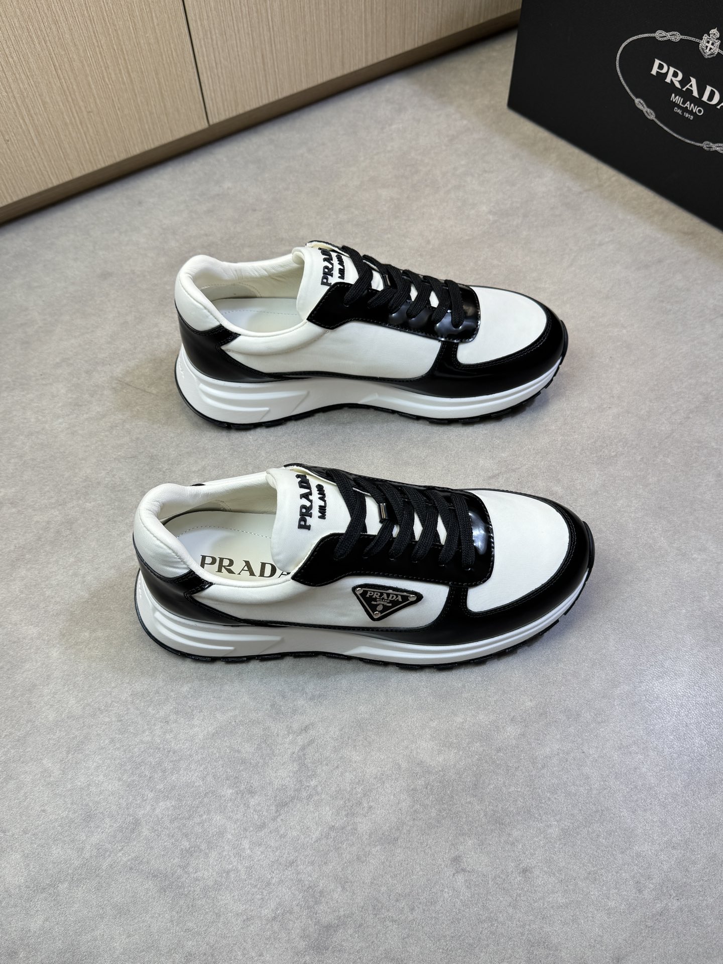 NO:275114,【PRADA】Prada - High-end quality Original single casual sneakers - Upper beaded calfskin, high mercerized canvas, shoe body brand metal fastener, shoe tongue injection molding brand logo - Inner water dyed cowhide - Outsole ultralight TPU foaming·rubber; molded outsole - Ultra-high quality control·fine workmanship highlighted (high-end·noble·grade) -Size 38-44 (45, custom made)·PR0372,,prada,prada,sneakers,cowhide19860909【PRADA】普拉达 -高端品质 原单休闲运动鞋 -鞋面开边珠小牛皮、高丝光帆布、鞋身品牌金属扣件、鞋舌注塑品牌logo -内里水染牛皮 -大底超轻TPU发泡·橡胶；成型大底 -超高品控·做工精细凸显(高端·贵气·档次) -Size 38-44（45,可订做)·PR0372,,prada,prada,sneakers,cowhide,Men's shoes