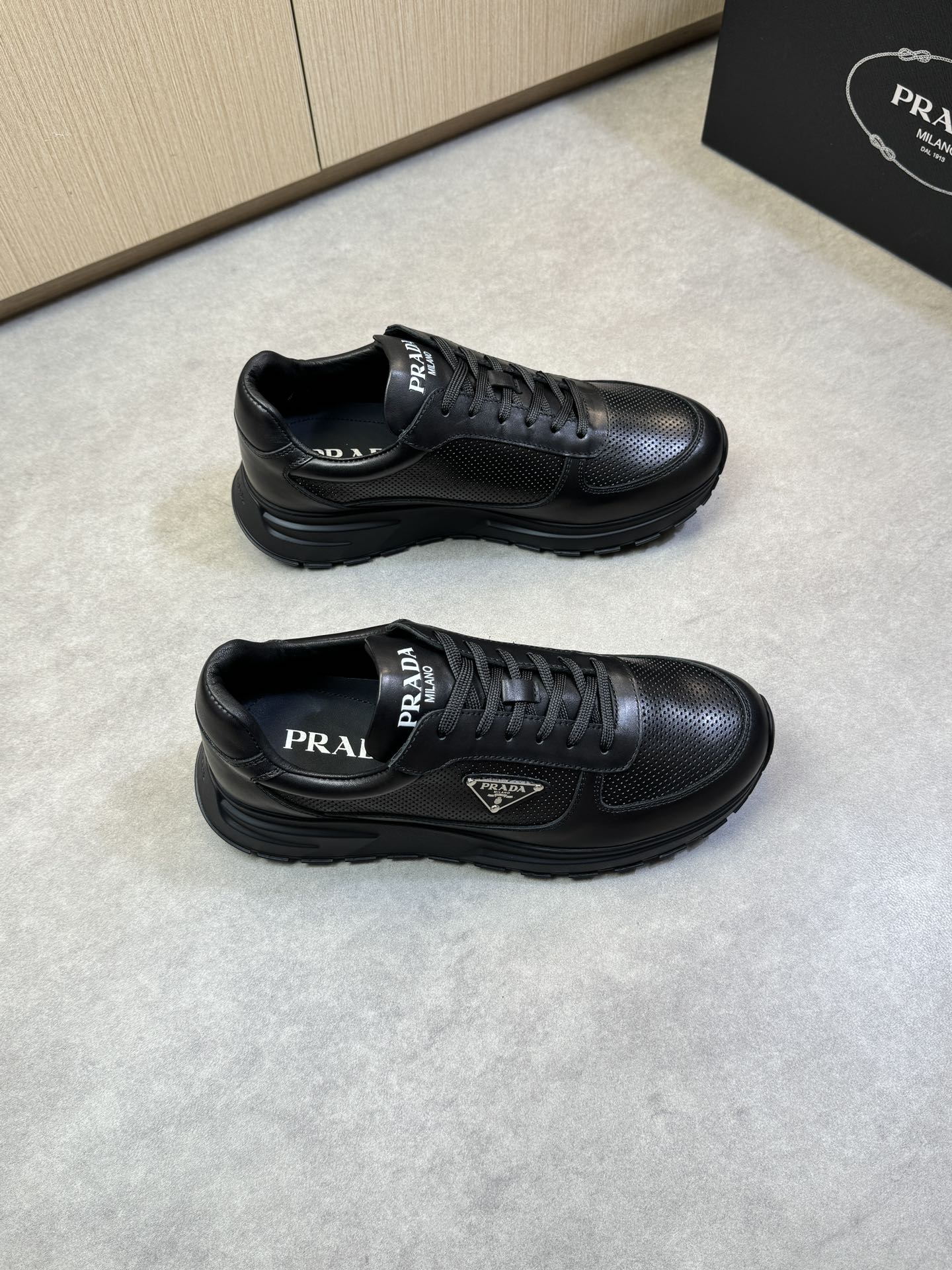 NO:275117,【PRADA】Prada - High-end quality Original single casual sneakers - Upper Napa calfskin, perforated calfskin, shoe body brand metal fastener, shoe tongue injection molding brand logo - Inner water dyed cowhide - Outsole ultra-light TPU foaming·rubber; molded outsole - Ultra-high quality control·fine workmanship highlighted (high-end·noble·grade) -Size 38-44 (45, custom made)·PR0372,,prada,prada,sneakers,cowhide19860909【PRADA】普拉达 -高端品质 原单休闲运动鞋 -鞋面纳帕小牛皮、打孔小牛皮、鞋身品牌金属扣件、鞋舌注塑品牌logo -内里水染牛皮 -大底超轻TPU发泡·橡胶；成型大底 -超高品控·做工精细凸显(高端·贵气·档次) -Size 38-44（45,可订做)·PR0372,,prada,prada,sneakers,cowhide,Men's shoes