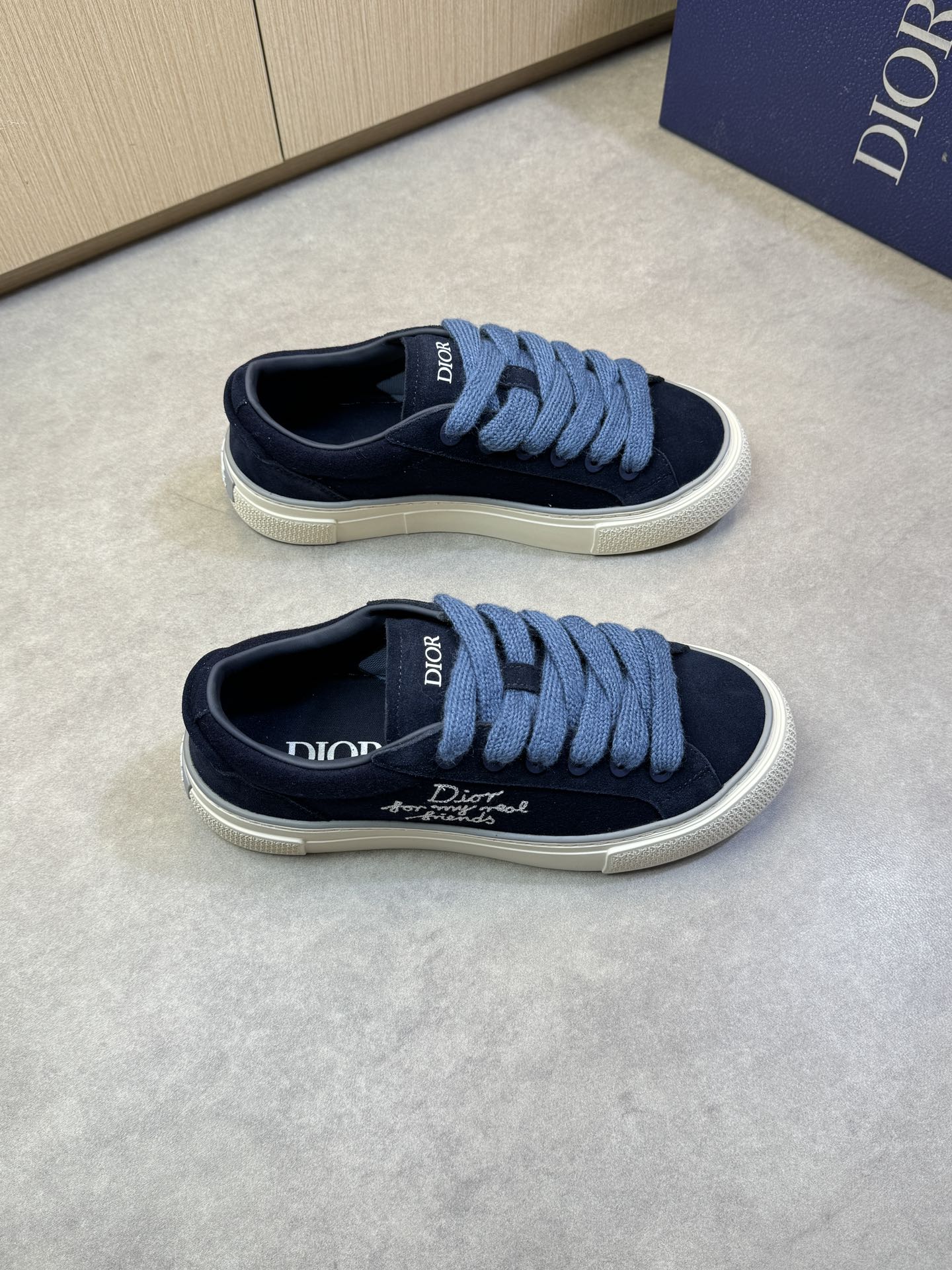 NO:274869,【Dior】Dior - High-end quality Original single casual sports shoes - Upper back-velvet calfskin, shoe body embroidery brand logo, shoe tongue; Silk-printed high Zhoubo brand logo - Inner water dye cowhide, foot pad; Brand canvas - Original ultra-light TPR·rubber; molded outsole - Ultra-high quality control·fine workmanship highlight (high-end·noble·grade) -Size 39-44 (38, 45, 46, custom made)·D9285,,dior,dior,cowhide19860909【 Dior】迪奥 -高端品质 原单休闲运动板鞋 -鞋面反绒小牛皮、鞋身刺绣品牌Logo、鞋舌；丝印高周波品牌logo -内里水染牛皮,垫脚; 品牌帆布 -原版超轻TPR·橡胶；成型大底 -超高品控·做工精细凸显(高端·贵气·档次) -Size 39-44（38、45、46,可订做)·D9285,,dior,dior,cowhide,Men's shoes