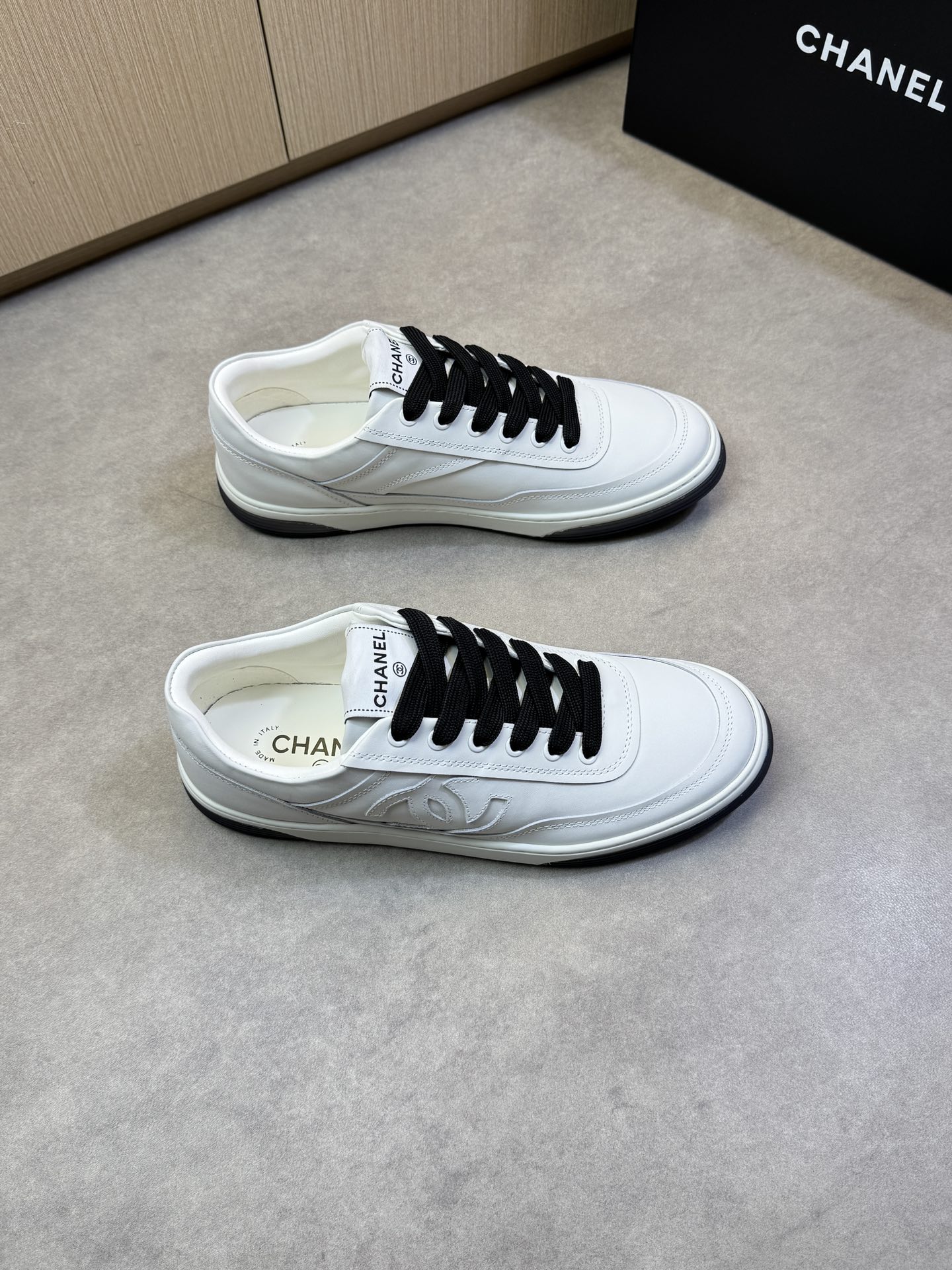 NO:274874,【CHANEL】Chanel - High-end quality Original single casual sports shoes - Upper Napa calfskin, shoe body sewing brand LOGO totem, shoe tongue brand logo cloth - Inner water dyed cowhide - Outsole ultra-light TPU foaming·rubber; molded outsole - Ultra-high quality control·fine workmanship highlighted (high-end, noble, grade) -Size 39-44 (38,45, custom made)·CH5355,,chanel,chanel,cowhide19860909【 CHANEL】香奈儿 -高端品质 原单休闲运动板鞋 -鞋面纳帕小牛皮、鞋身车缝品牌LOGO图腾、鞋舌品牌logo布标 -内里水染牛皮 -大底超轻TPU发泡·橡胶; 成型大底 -超高品控·做工精细凸显(高端·贵气·档次) -Size 39-44（38,45,可订做)·CH5355,,chanel,chanel,cowhide,Men's shoes
