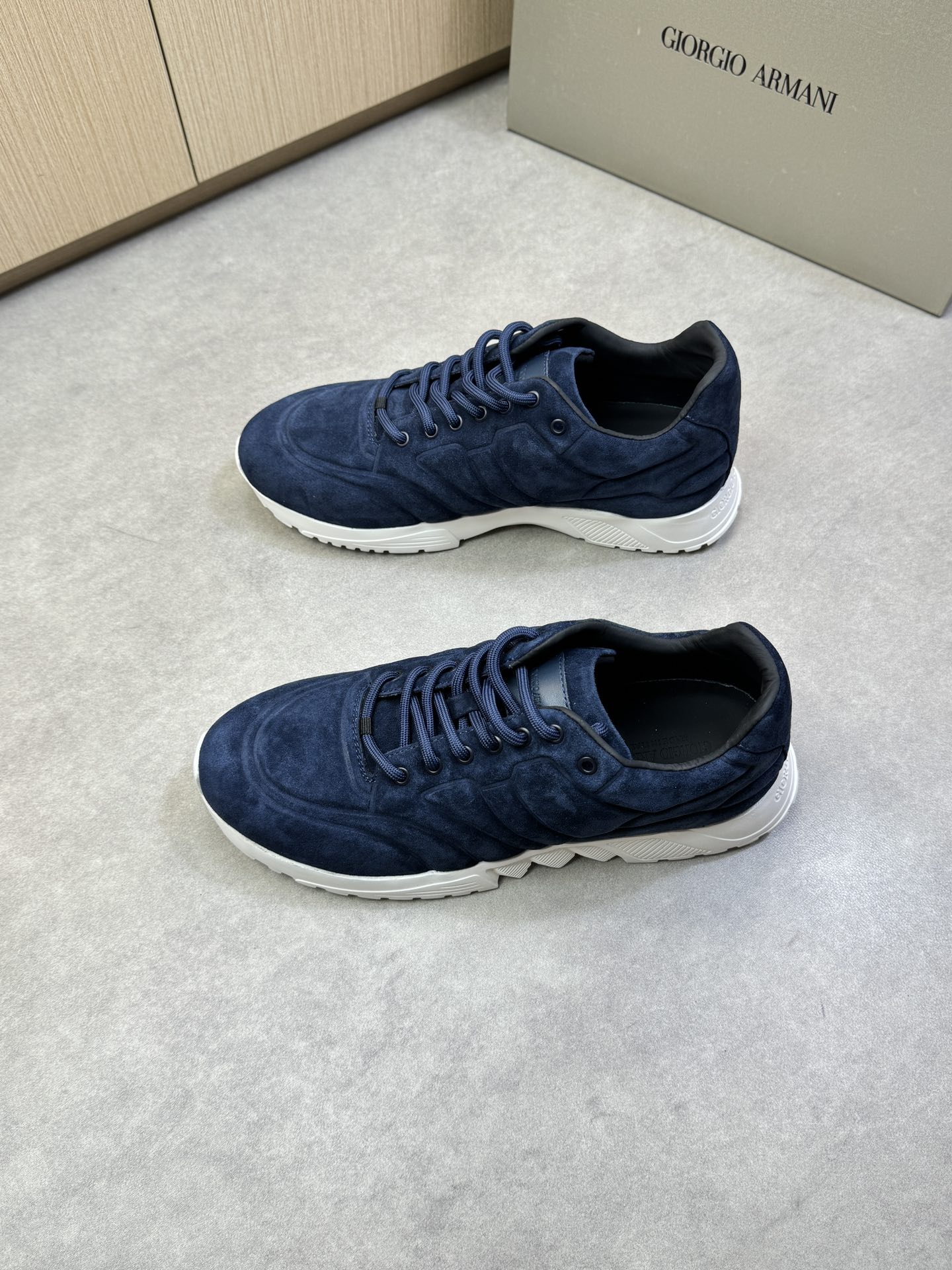 Giorgio Armani Men's Nappa Leather Sneakers - Casual, Comfortable, and Stylish 4 i1743008603 4003 2