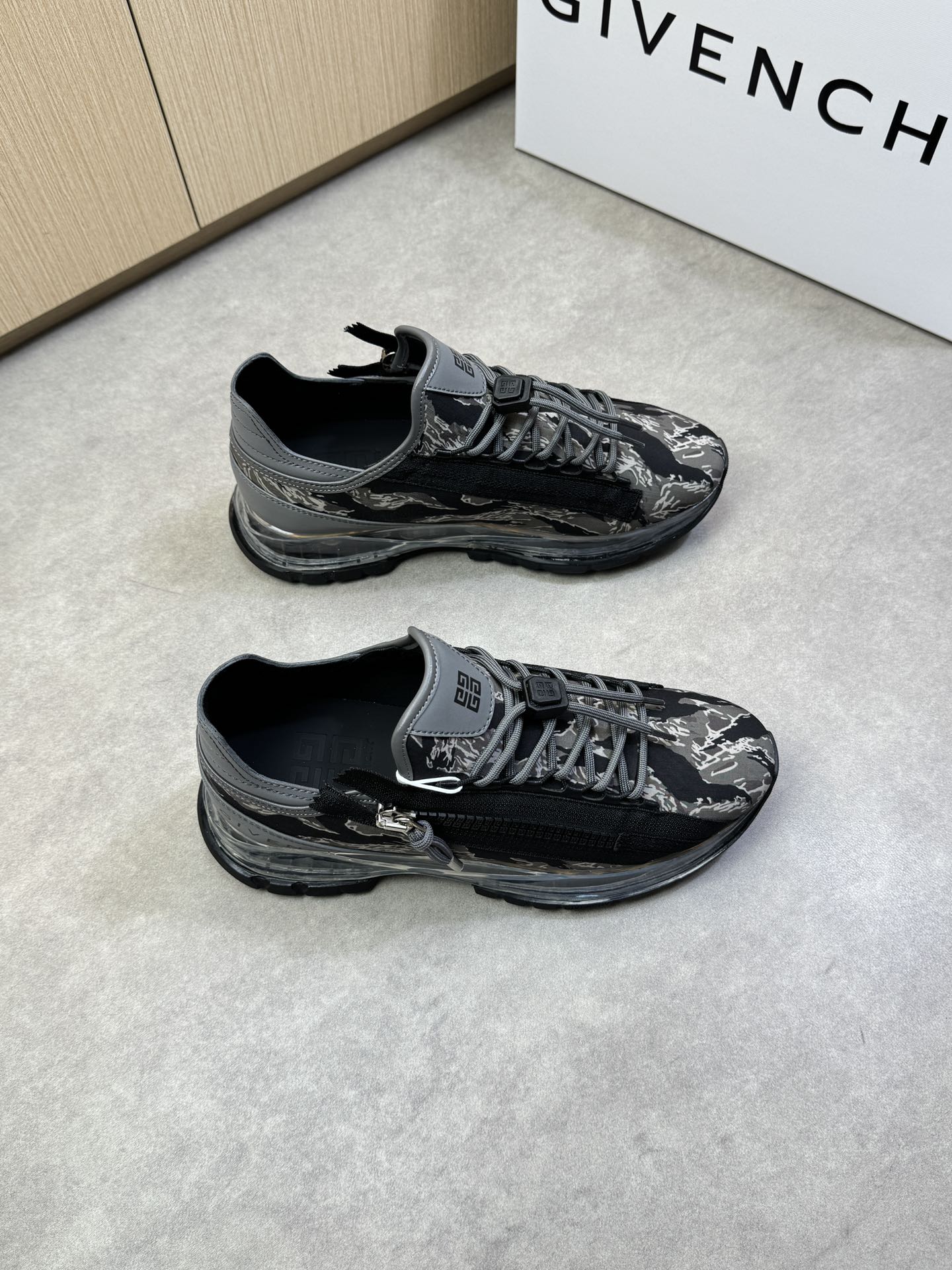 NO:275056,【GIVENCHY】Givenchy - High-end quality Original single casual sneakers - Upper; Napa calf leather, brand camouflage canvas, shoe body brand metal zipper, shoe body. Tongue; Silk-print brand logo - Inner water dye cowhide - Outsole ultra-light TPR airbag. Rubber; Combined molding vacuum shock-absorbing outsole - Ultra-high quality control·fine workmanship highlighting (high-end, noble, grade) -Size 39-44 (38, 45, custom made)·GVC0137,, givennchy, given, sneakers, cowhide19860909【GIVENCHY】纪梵希 -高端品质 原单休闲运动鞋 -鞋面；纳帕小牛皮、品牌迷彩帆布匹、鞋身品牌金属拉链、鞋身.鞋舌；丝印品牌logo -内里水染牛皮 -大底超轻TPR气囊.橡胶; 组合成型真空减震大底 -超高品控·做工精细凸显(高端·贵气·档次) -Size 39-44（38,45,可订做)·GVC0137,,givenchy,givenchy,sneakers,cowhide,Men's shoes