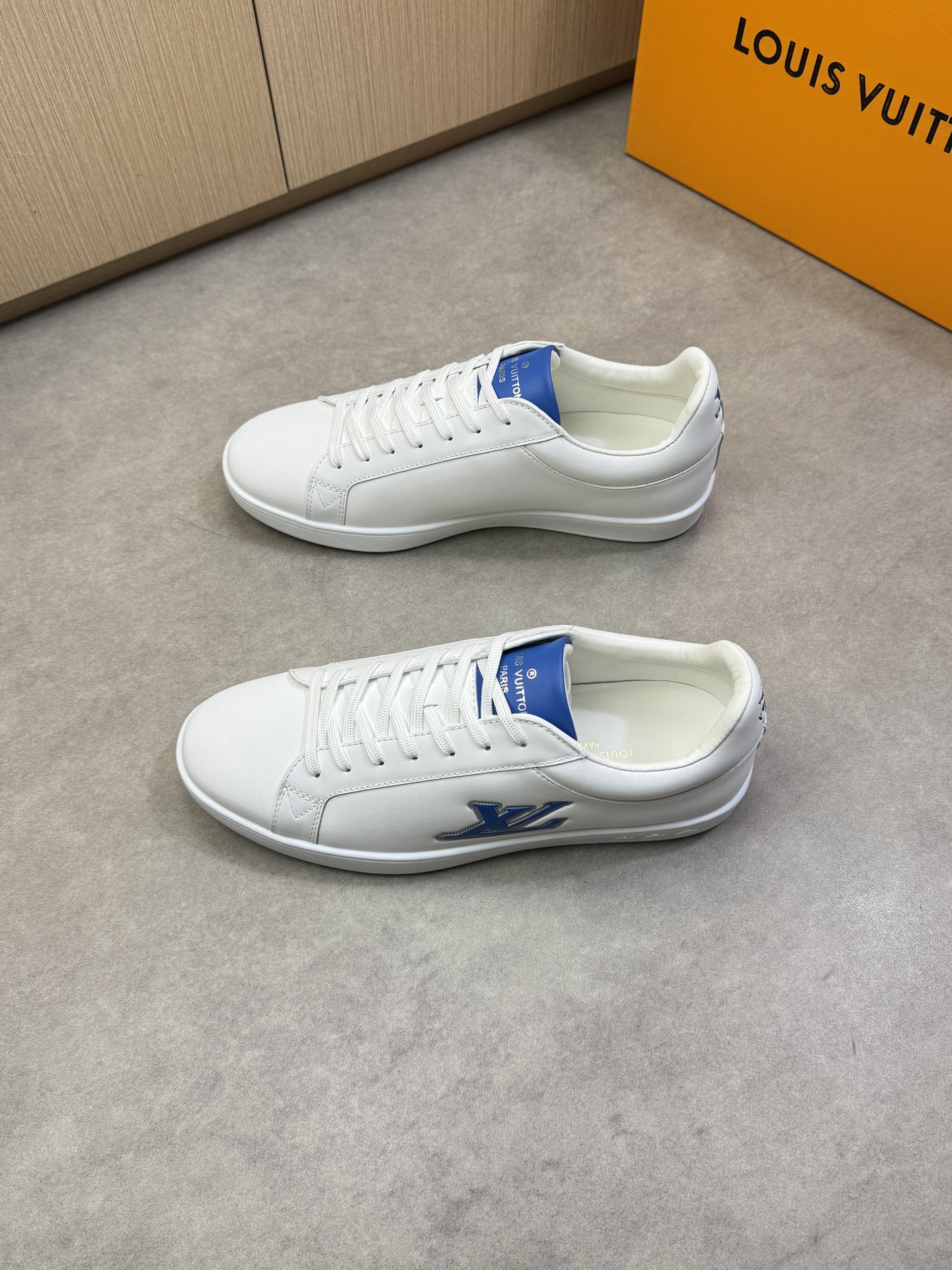 Louis Vuitton Men's White Leather Casual Sneakers, Embossed Logo, Size 38-44 4 i1743011415 1123 2
