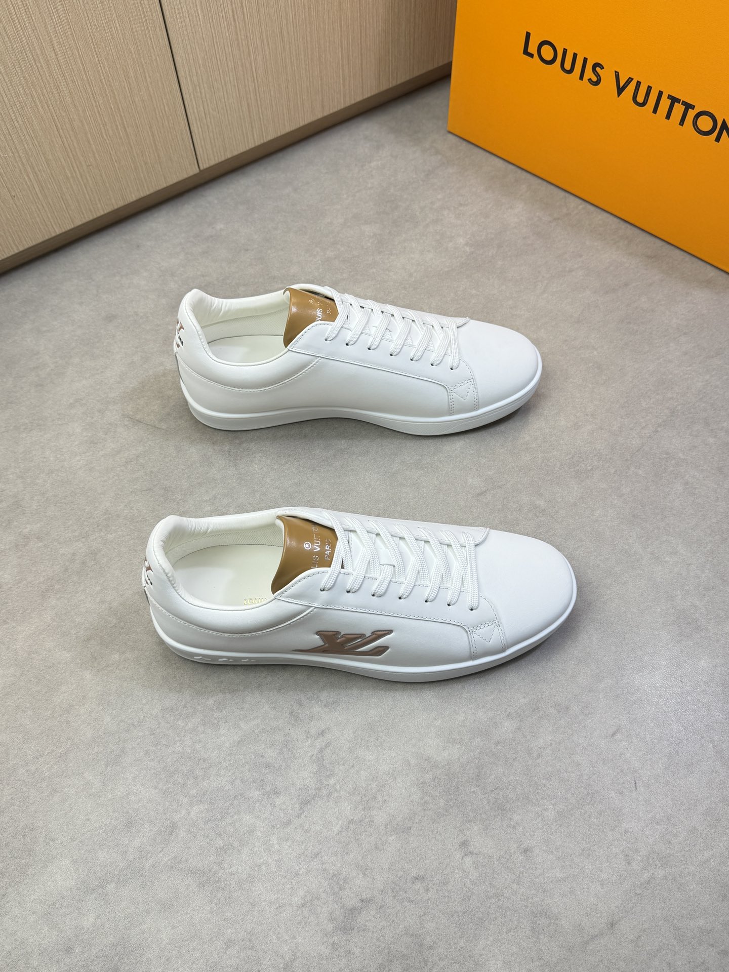Louis Vuitton White Leather Casual Sneakers, Stylish & Comfortable Shoes 2 i1743011435 1638 0