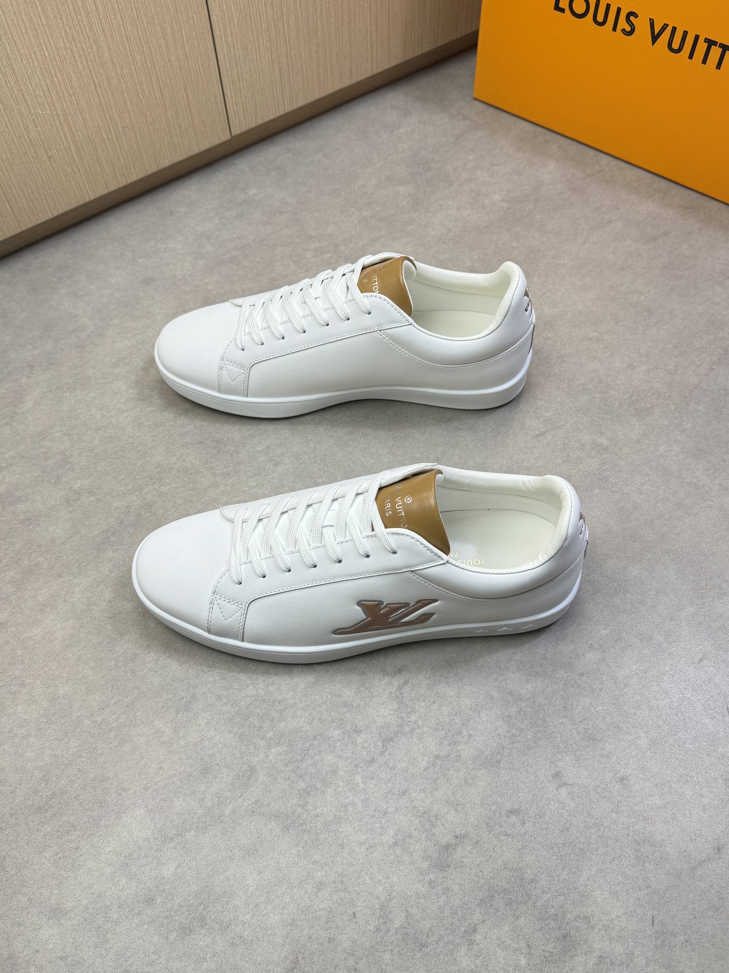 Louis Vuitton White Leather Casual Sneakers, Stylish & Comfortable Shoes 4 i1743011435 8087 2