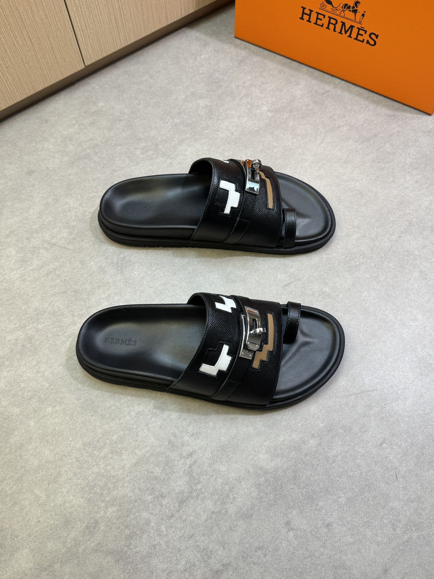 NO:275201,【HERMES】HERMES - High-end quality original single casual sneakers - Imported upper palm print cowhide leather, shoe body forging brand 'H' totem, brand metal fasteners - Inner environmentally friendly leather - Outsole ultra-light TPR·TPU water table; Combined molding outsole - Ultra-high quality control·fine workmanship highlighted (high-end, noble, grade) -Size 39-44 (38,45, custom made)·HMS0186,, hermes, hermes, sneakers, cowhide19860909【 HERMES】爱马仕 -高端品质原单休闲运动鞋 -鞋面进口手掌纹牛皮、鞋身锻造品牌'H'图腾、品牌金属扣件 -内里环保皮 -大底超轻TPR·TPU水台；组合成型大底 -超高品控·做工精细凸显(高端·贵气·档次) -Size 39-44（38,45,可订做)·HMS0186,,hermes,hermes,sneakers,cowhide,Men's shoes