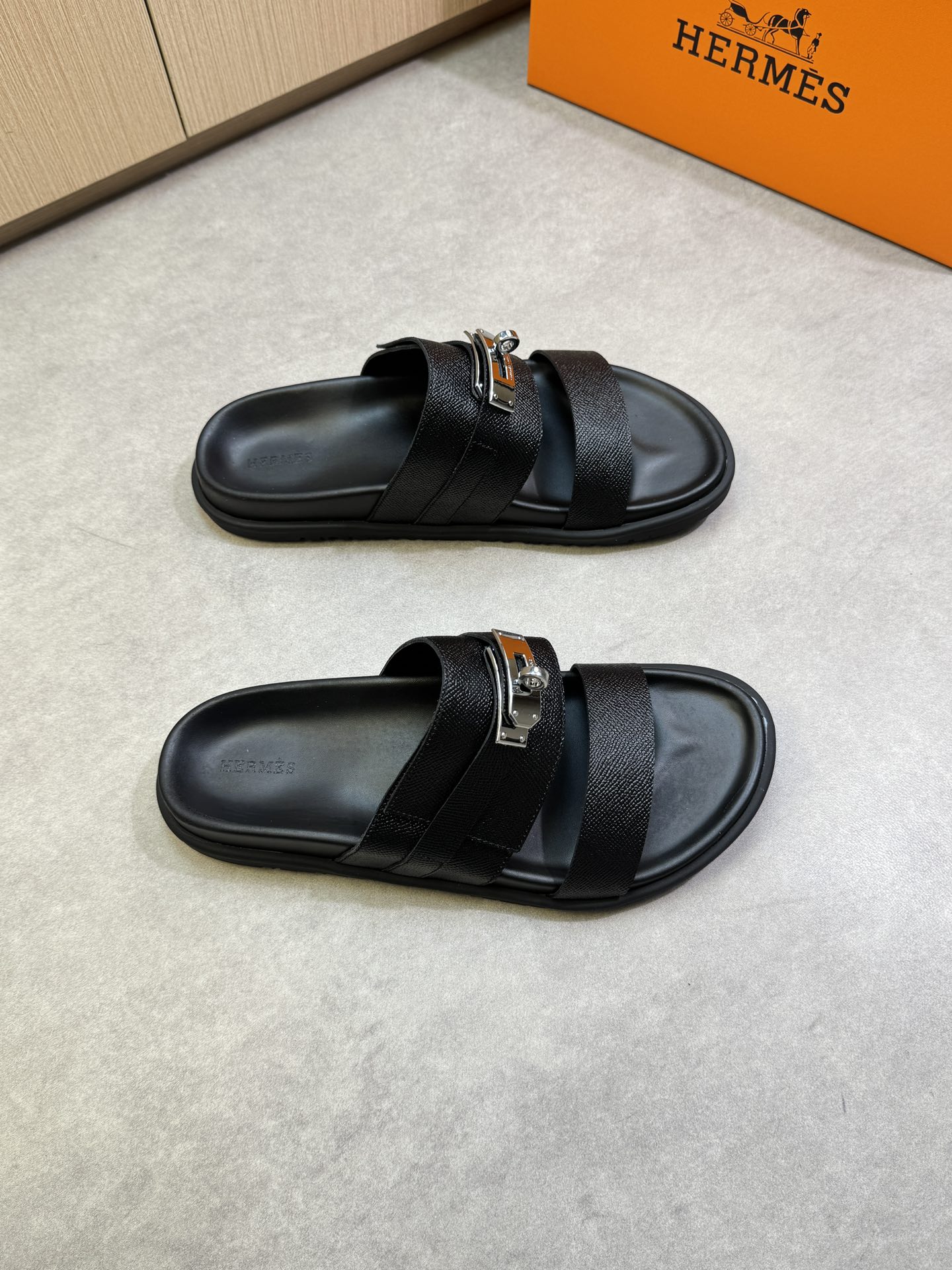 NO:275204,【HERMES】HERMES - High-end quality original single casual sneakers - Imported upper palm-print cowhide leather, brand metal fasteners - Environmentally friendly leather in the inner lining - Ultra-light TPR·TPU water table; Combined molding outsole - Ultra-high quality control, fine workmanship highlighted (high-end, noble, grade) -Size 39-44 (38,45, custom made)·HMS0186,,hermes,hermes,sneakers,cowhide19860909【 HERMES】爱马仕 -高端品质原单休闲运动鞋 -鞋面进口手掌纹牛皮、品牌金属扣件 -内里环保皮 -大底超轻TPR·TPU水台；组合成型大底 -超高品控·做工精细凸显(高端·贵气·档次) -Size 39-44（38,45,可订做)·HMS0186,,hermes,hermes,sneakers,cowhide,Men's shoes