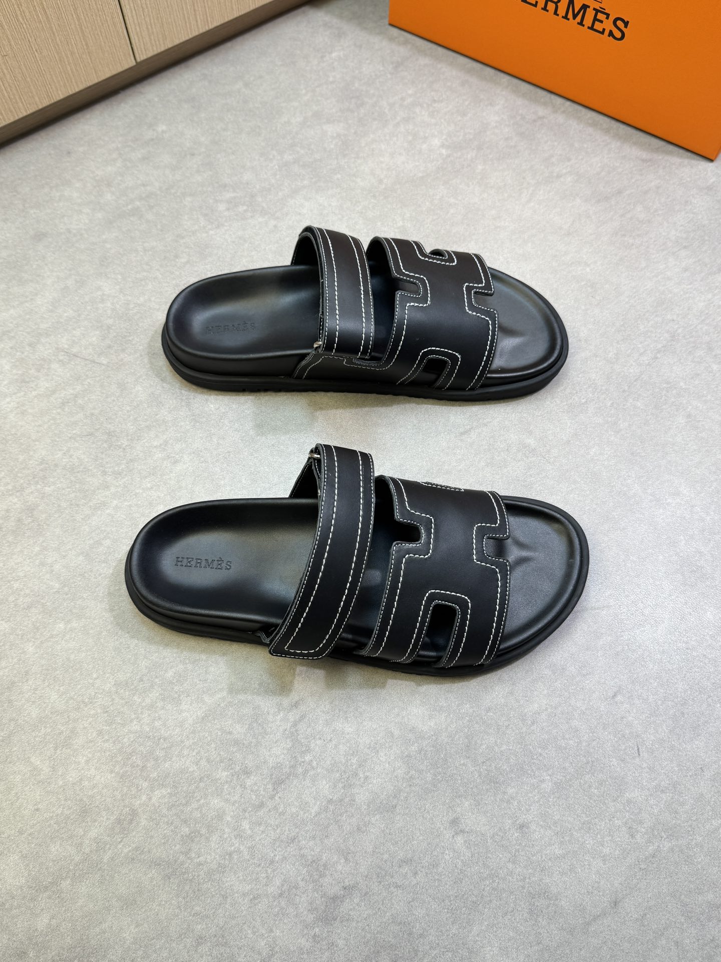 NO:275208,【HERMES】HERMES - High-end quality original casual sandals - Upper imported Napa calfskin, forged brand 'H' totem, brand metal fasteners. Velcro - Inner environmentally friendly leather - Outsole ultra-light TPR·TPU water table; Combined molding outsole - Ultra-high quality control·fine workmanship highlighted (high-end, noble, grade) -Size 39-44 (38,45, custom made)·HMS0186,, hermes, hermes, slippers, cowhide19860909【 HERMES】爱马仕 -高端品质原单休闲凉拖鞋 -鞋面进口纳帕小牛皮、锻造品牌'H'图腾、品牌金属扣件.魔术贴 -内里环保皮 -大底超轻TPR·TPU水台；组合成型大底 -超高品控·做工精细凸显(高端·贵气·档次) -Size 39-44（38,45,可订做)·HMS0186,,hermes,hermes,slippers,cowhide,Men's shoes