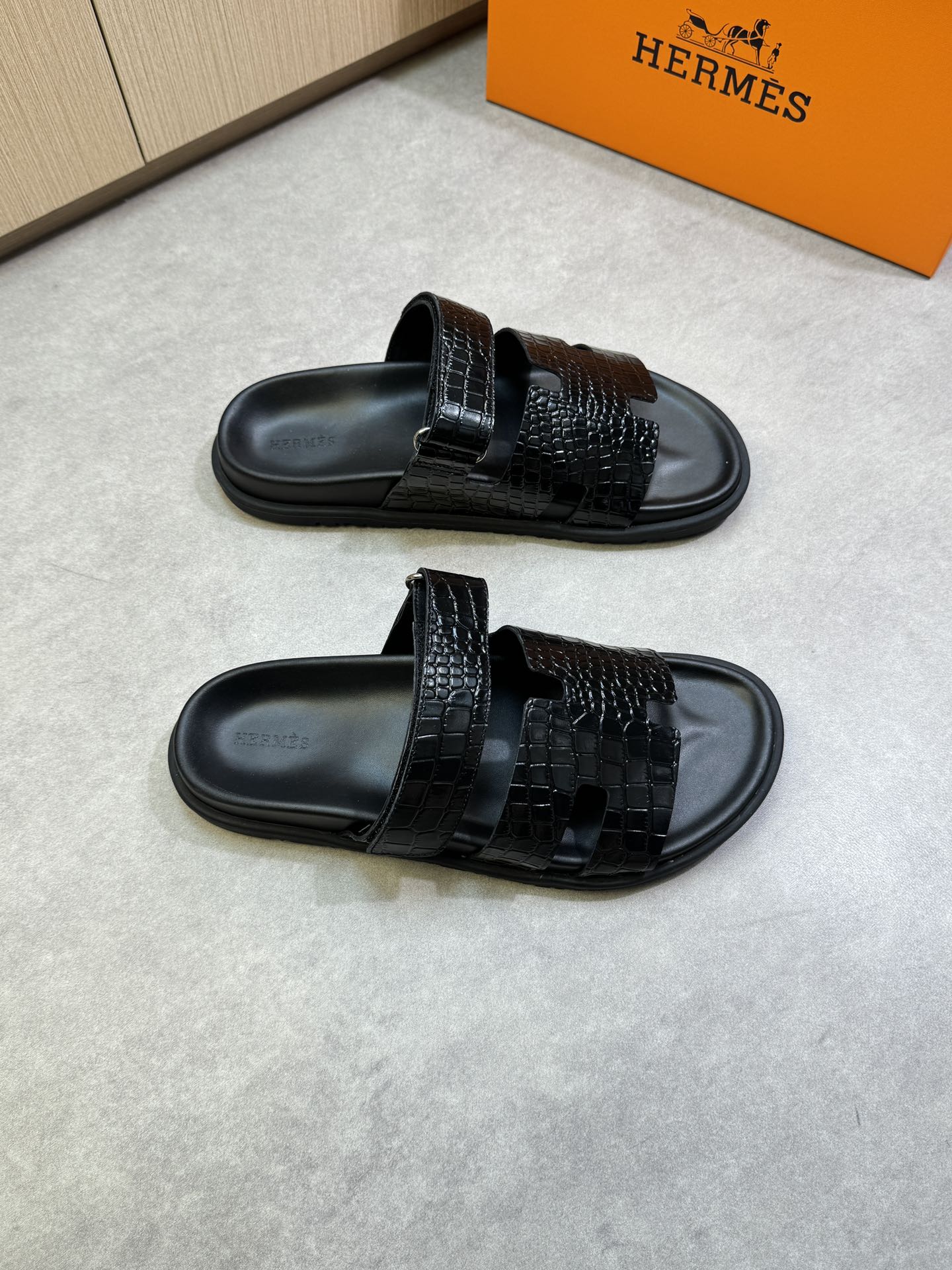 NO:275210,【HERMES】HERMES - High-end quality original single casual sandals - Imported stone-patterned calfskin on the upper, forged brand 'H' totem, brand metal fasteners. Velcro - Inner environmentally friendly leather - Outsole ultra-light TPR·TPU water table; Combined molding outsole - Ultra-high quality control·fine workmanship highlighting (high-end, noble, grade) -Size 39-44 (38,45, custom made)·HMS0186,, hermes, hermes, slippers, cowhide19860909【 HERMES】爱马仕 -高端品质原单休闲凉拖鞋 -鞋面进口石头纹小牛皮、锻造品牌'H'图腾、品牌金属扣件.魔术贴 -内里环保皮 -大底超轻TPR·TPU水台；组合成型大底 -超高品控·做工精细凸显(高端·贵气·档次) -Size 39-44（38,45,可订做)·HMS0186,,hermes,hermes,slippers,cowhide,Men's shoes