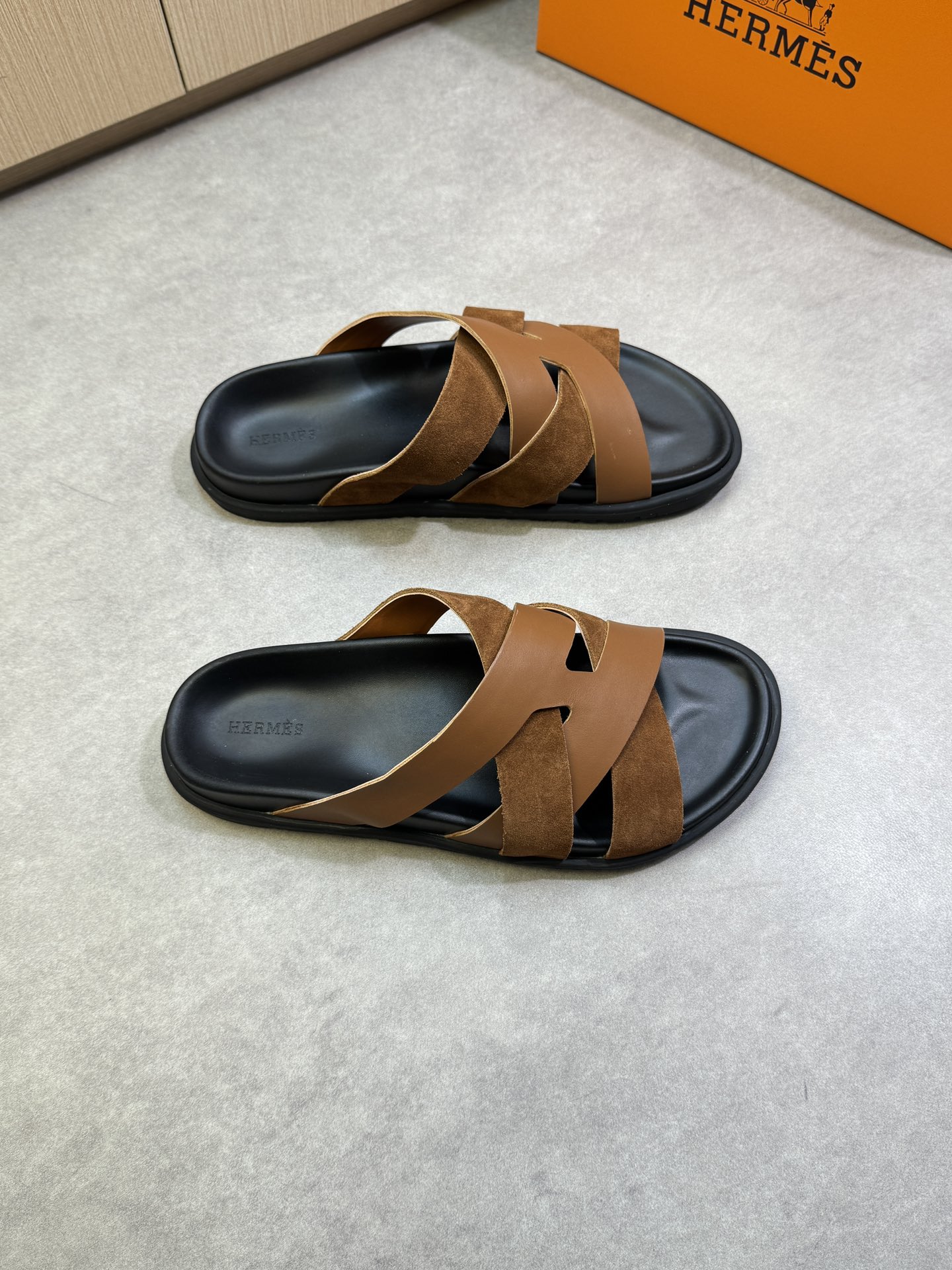 NO:275212,【HERMES】HERMES - High-end quality original single casual sandals - Imported upper Napa calfskin, reverse velvet calfskin, weaving process - Inner environmentally friendly leather - Outsole ultra-light TPR·TPU water table; Combined molding outsole - Ultra-high quality control·fine workmanship highlighted (high-end, noble, grade) -Size 39-44 (38,45, custom made)·HMS0186,,hermes,hermes,slippers,cowhide19860909【 HERMES】爱马仕 -高端品质原单休闲凉拖鞋 -鞋面进口纳帕小牛皮、反绒小牛皮、编织工艺 -内里环保皮 -大底超轻TPR·TPU水台；组合成型大底 -超高品控·做工精细凸显(高端·贵气·档次) -Size 39-44（38,45,可订做)·HMS0186,,hermes,hermes,slippers,cowhide,Men's shoes