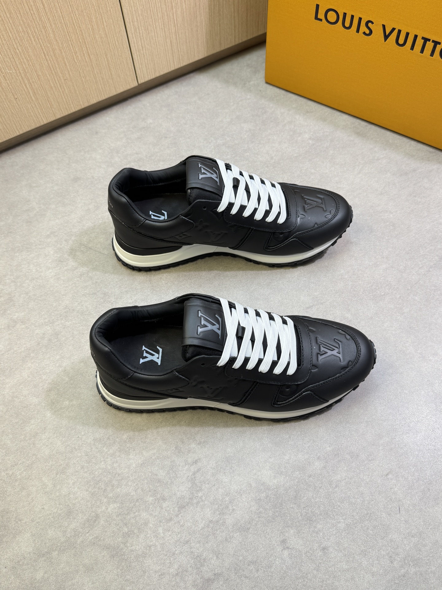 NO:275330,【Louis Vuitton】Louis Vuitton - High-end quality Original single casual sneakers - Upper Napa calfskin, air-pressure brand totem, tongue. Heel; Silk-print brand Logo totem - Inner water-dyed cowhide - Outsole ultra-light TPU foaming·rubber; Combined molding outsole - Ultra-high quality control·fine workmanship highlighting (high-end·noble·grade) -Size 39-44 (38,45, custom made)·L9078,,louis vuitton,louis vuitton,sneakers,cowhide19860909【Louis Vuitton】路易威登 -高端品质 原单休闲运动鞋 -鞋面纳帕小牛皮、空压品牌图腾、鞋舌.后跟；丝印品牌Logo图腾 -内里水染牛皮 -大底超轻TPU发泡·橡胶；组合成型大底 -超高品控·做工精细凸显(高端·贵气·档次) -Size 39-44（38,45,可订做)·L9078,,louis vuitton,louis vuitton,sneakers,cowhide,Men's shoes