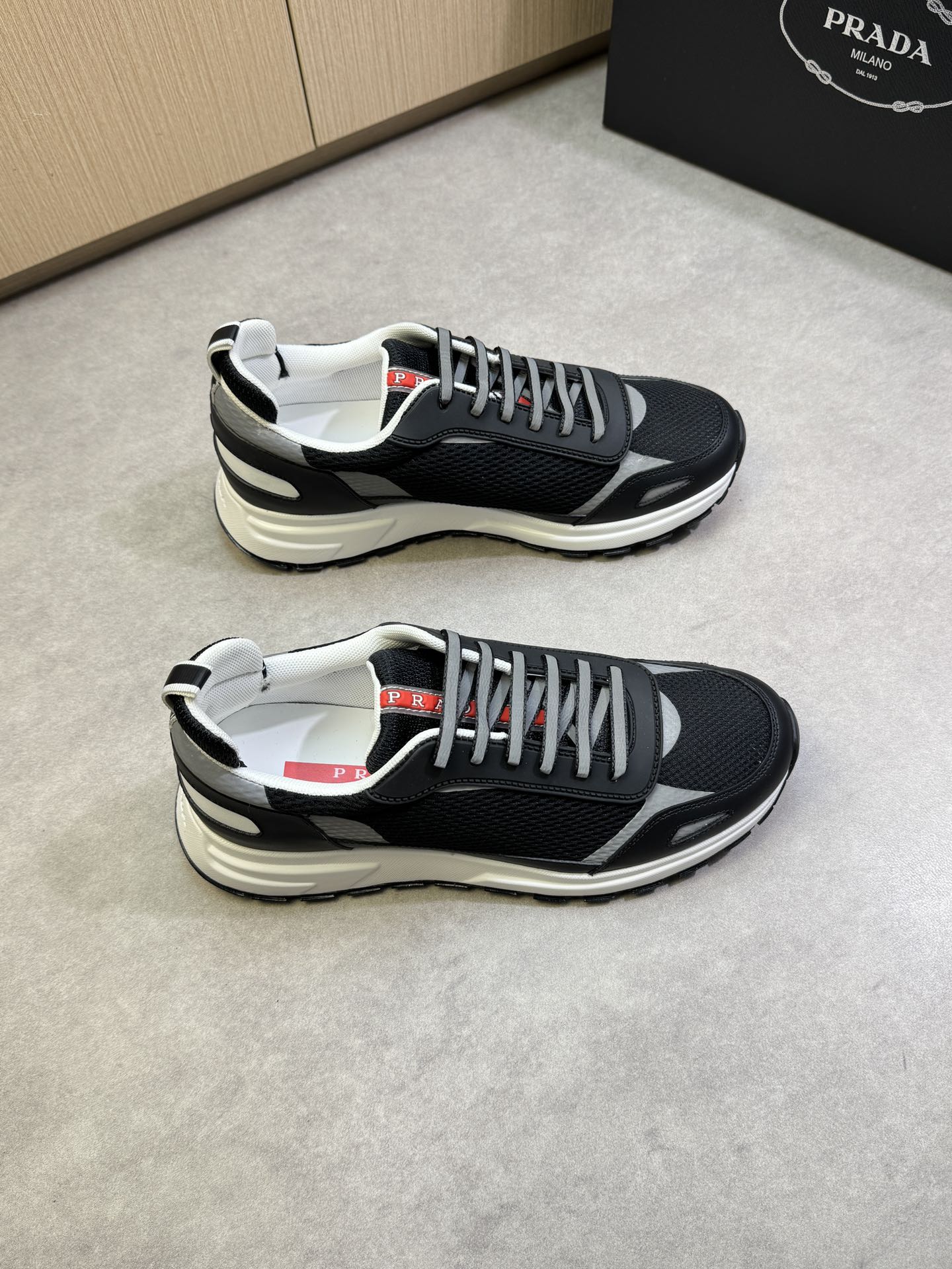NO:275332,【PRADA】Prada - High-end quality Original single casual sneakers - Upper Napa calfskin, brand hollow mesh hot reflective process, shoe tongue injection molding brand logo - Inner water dyed cowhide - Outsole ultra-light TPU foaming·rubber; molded outsole - Ultra-high quality control·fine workmanship highlighting (high-end·noble·grade) -Size 38-44 (45, custom made)·PR9787,,prada,prada,sneakers,cowhide19860909【PRADA】普拉达 -高端品质 原单休闲运动鞋 -鞋面纳帕小牛皮、品牌镂空网布热切反光工艺、鞋舌注塑品牌logo -内里水染牛皮 -大底超轻TPU发泡·橡胶；成型大底 -超高品控·做工精细凸显(高端·贵气·档次) -Size 38-44（45,可订做)·PR9787,,prada,prada,sneakers,cowhide,Men's shoes