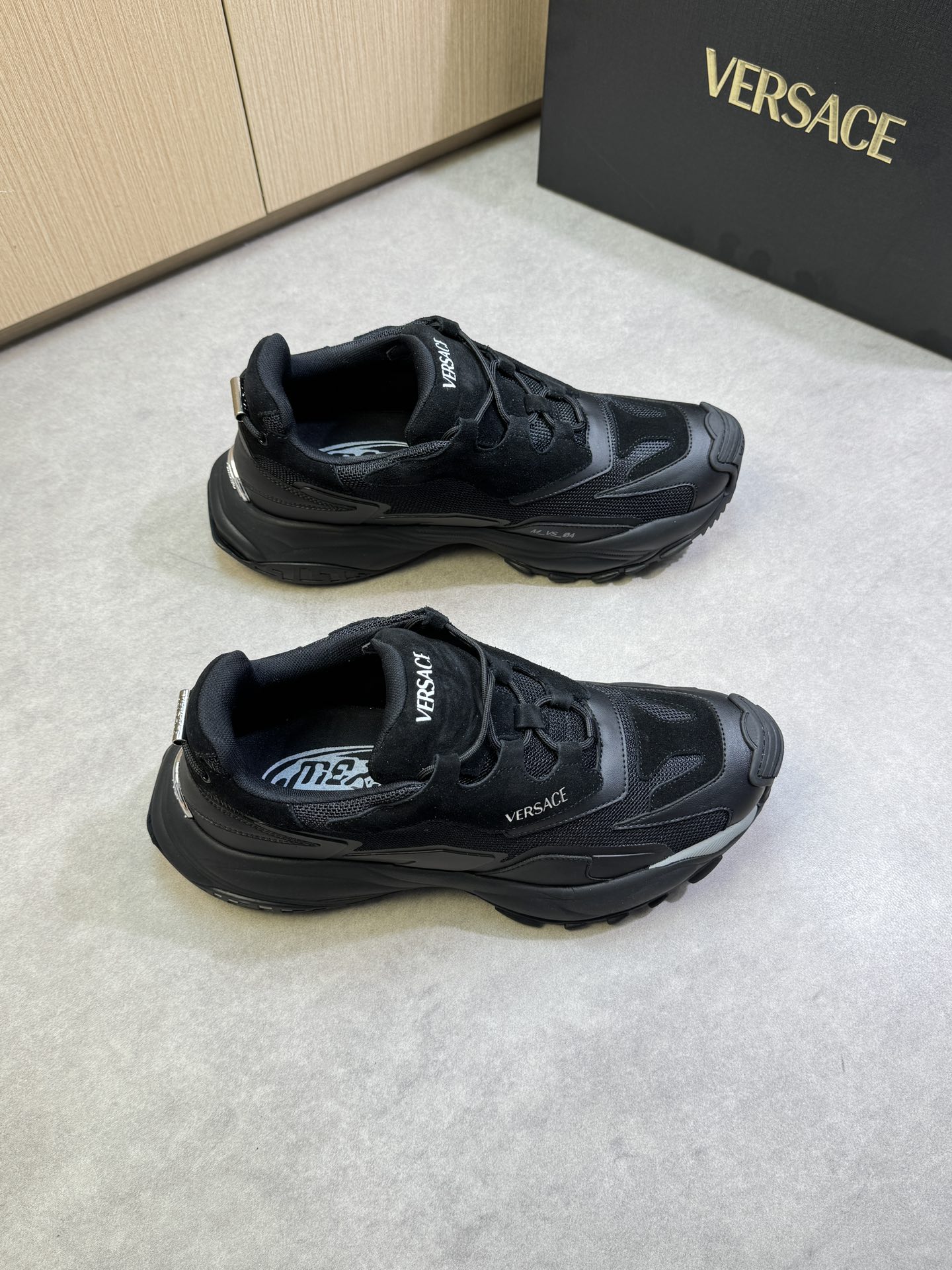 NO:275334,【VERSACE】Vasaqi (Versace) - High-end quality original single casual sneakers - Imported back-velvet calfskin on the upper, eager brand totem craftsmanship, shoe body silk screen brand logo - Neil brand canvas cloth - Outsole ultralight TPU·Rubber two-color molded outsole - Ultra-high quality control·fine workmanship highlighting (high-end, noble, grade) -Size 39-45 (38,46, custom made)·5512,,versace,versace,versace,sneakers,cowhide19860909【VERSACE】瓦萨其 (范思哲)  -高端品质 原单休闲运动鞋 -鞋面进口反绒小牛皮、热切品牌图腾工艺、鞋身丝印品牌logo -内里品牌帆布布匹 -大底超轻TPU·橡胶双色成型大底 -超高品控·做工精细凸显(高端·贵气·档次) -Size 39-45（38,46,可订做)·5512,,versace,versace,versace,sneakers,cowhide,Men's shoes