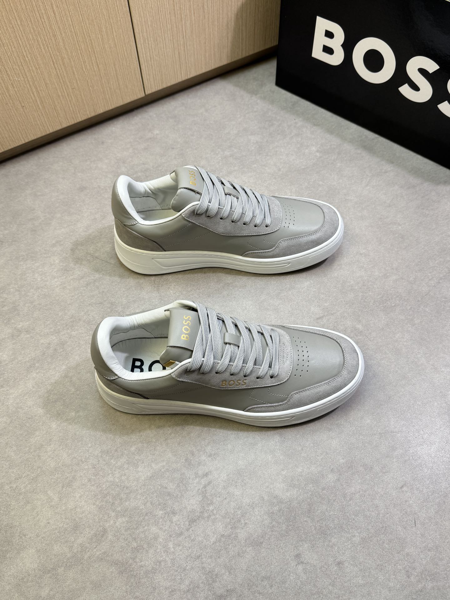 NO:275337,【BOSS】Boss - High-end quality Original single casual sneakers - Upper Napa calfskin, reverse velvet calfskin, shoe body, tongue, heel; Silkprint brand logo - Inner water dyed cowhide - Outsole ultra-light TPU foam; molded outsole - Ultra-high quality control · Fine workmanship highlighted (high-end · noble · grade) -Size 39-44 (38, 45, custom made)·BS3258,,sneakers,cowhide19860909【BOSS】博思 -高端品质 原单休闲运动鞋 -鞋面纳帕小牛皮、反绒小牛皮、鞋身.鞋舌.后跟；丝印品牌logo -内里水染牛皮 -大底超轻TPU发泡；成型大底 -超高品控·做工精细凸显(高端·贵气·档次) -Size 39-44（38,45,可订做)·BS3258,,sneakers,cowhide,Men's shoes