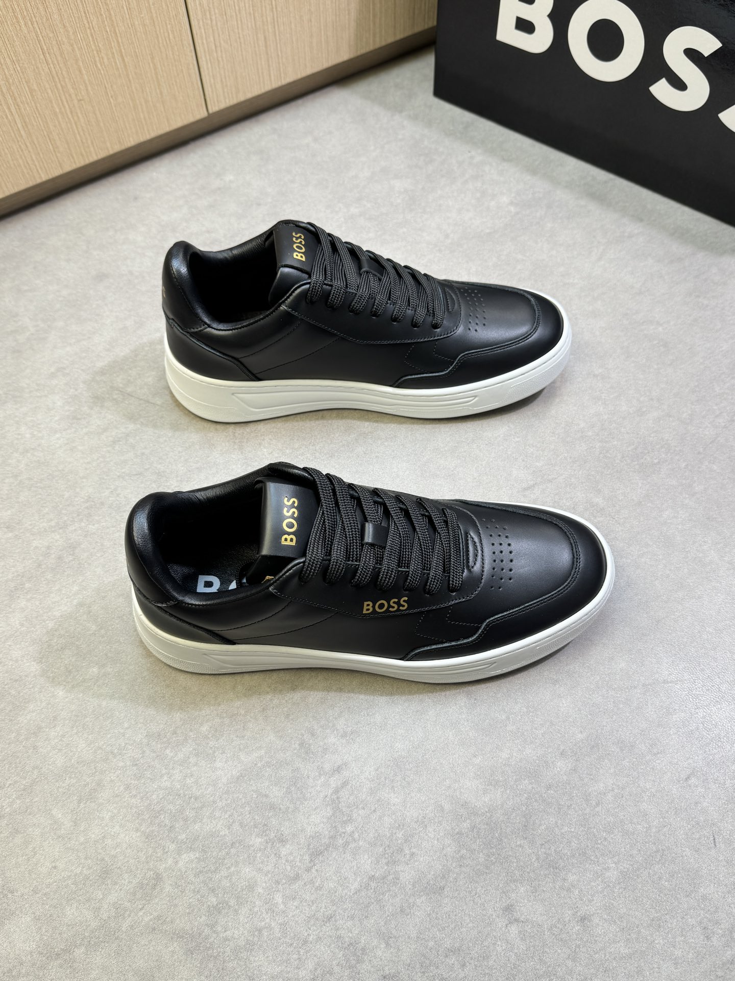 NO:275364,【BOSS】Boss - High-end quality Original single casual sneakers - Upper Napa calfskin, shoe body, tongue, heel; Silk-print brand logo - Inner water dyed cowhide - Outsole ultra-light TPU foam; molded outsole - Ultra-high quality control · Fine workmanship highlighted (high-end, noble, grade) -Size 39-44 (38, 45, custom made)·BS3258,,sneakers,cowhide19860909【BOSS】博思 -高端品质 原单休闲运动鞋 -鞋面纳帕小牛皮、鞋身.鞋舌.后跟；丝印品牌logo -内里水染牛皮 -大底超轻TPU发泡；成型大底 -超高品控·做工精细凸显(高端·贵气·档次) -Size 39-44（38,45,可订做)·BS3258,,sneakers,cowhide,Men's shoes
