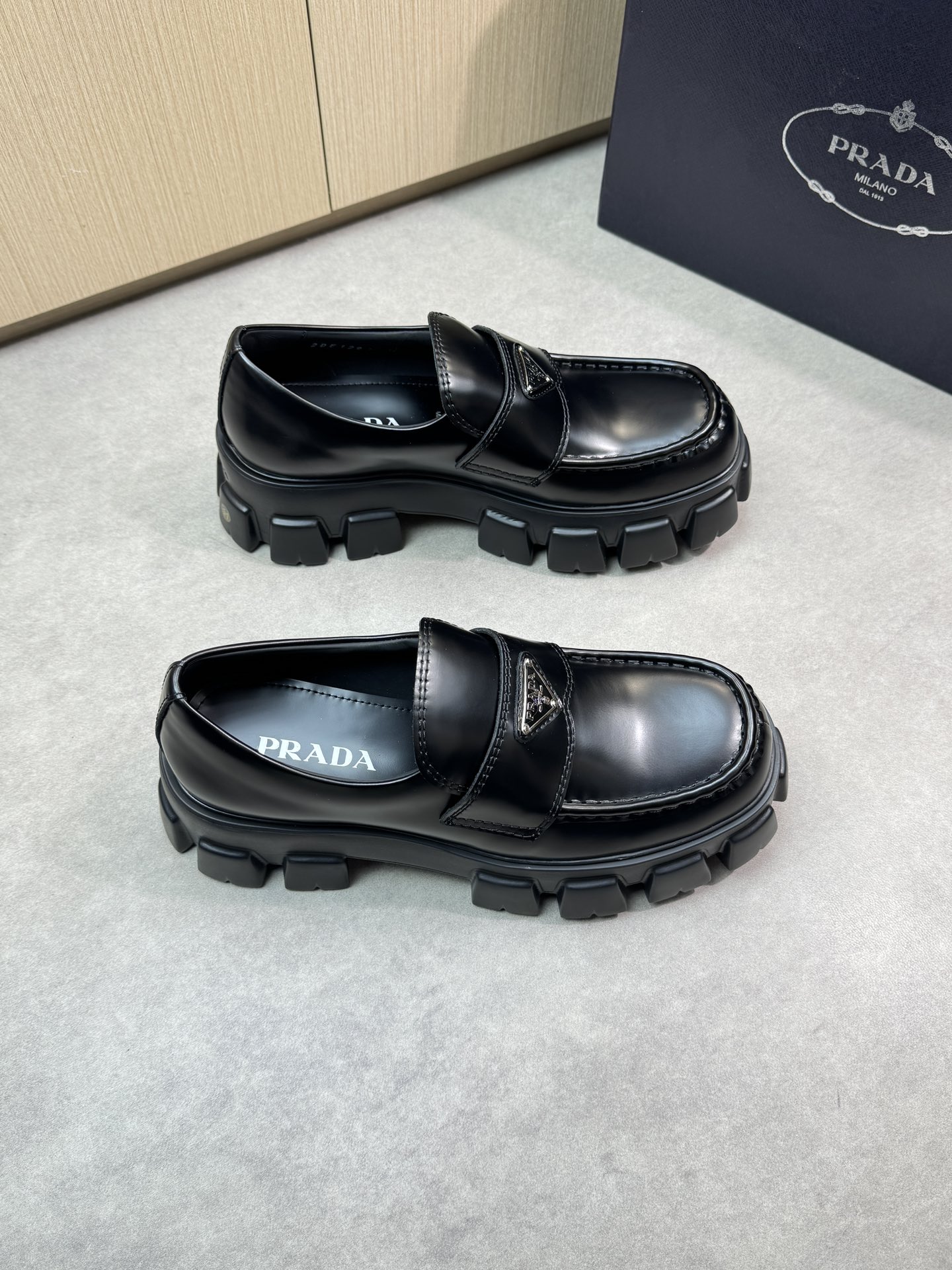 NO:275519,【PRADA】Prada - High-end quality Original single formal leather shoes - Upper beaded calfskin, brand metal fastener, handmade string sewing mark thread - Inner water dyed cowhide - Outsole ultra-light TPU foam; molded sole - Ultra-high quality control·fine workmanship highlighted (high-end, noble, grade) -Size 39-44 (38, 45, 46, custom made)·PR0187,,prada,prada,cowhide19860909【PRADA】普拉达 -高端品质 原单正装皮鞋 -鞋面开边珠小牛皮、品牌金属扣件、手工串缝马克线 -内里水染牛皮 -大底超轻TPU发泡；成型大底 -超高品控·做工精细凸显(高端·贵气·档次) -Size 39-44（38,45,46,可订做)·PR0187,,prada,prada,cowhide,Men's shoes