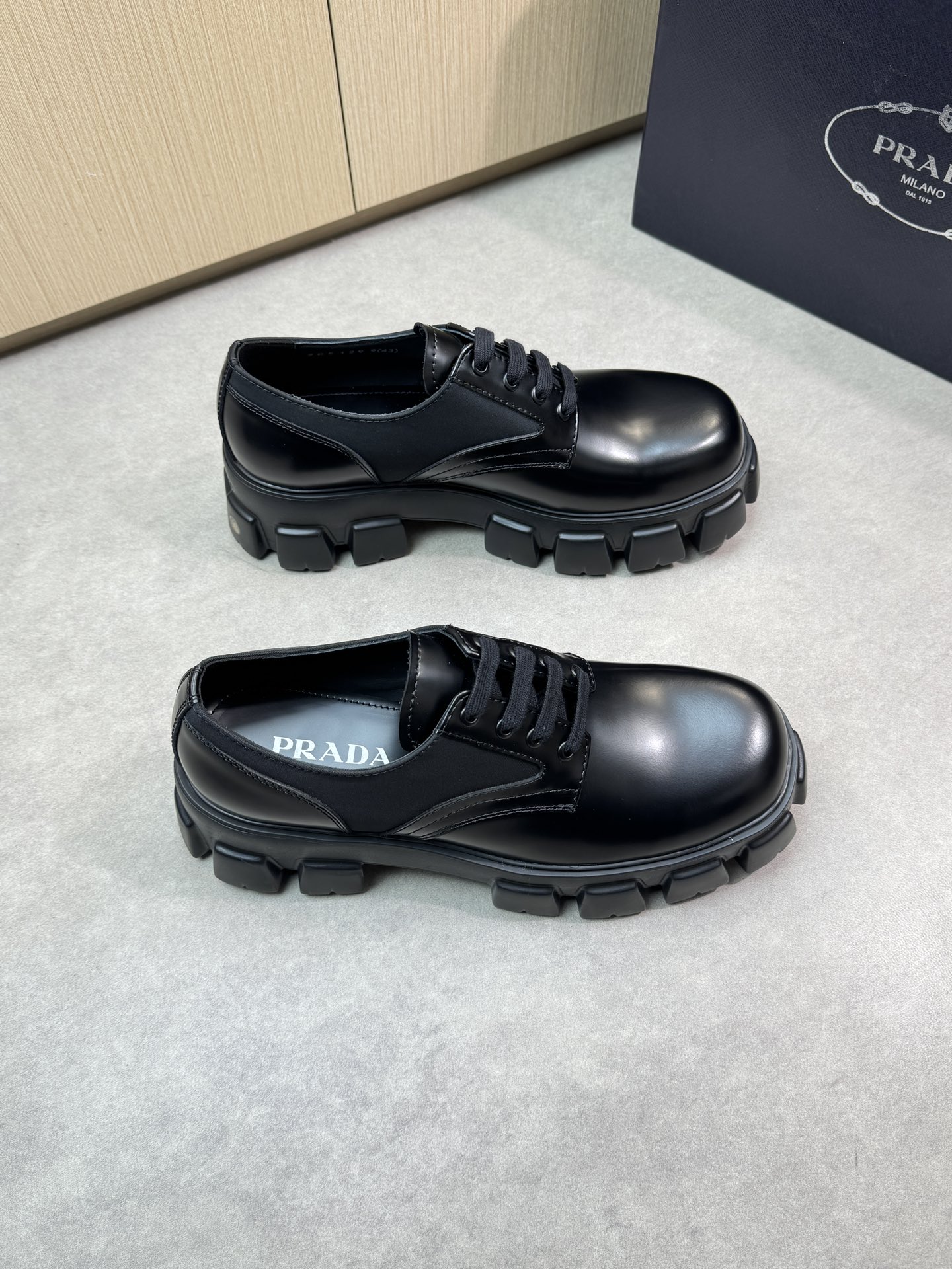 NO:275522,【PRADA】Prada - High-end quality Original single formal leather shoes - Open-edged beaded calfskin on the upper, perfect splicing of brand canvas - Inner water dyed cowhide - Outsole ultra-light TPU foam; molded outsole - Ultra-high quality control · Fine workmanship highlighted (high-end, noble, grade) -Size 39-44 (38, 45, 46, custom made)·PR0187,,prada,prada,cowhide19860909【PRADA】普拉达 -高端品质 原单正装皮鞋 -鞋面开边珠小牛皮、品牌帆布完美拼接 -内里水染牛皮 -大底超轻TPU发泡；成型大底 -超高品控·做工精细凸显(高端·贵气·档次) -Size 39-44（38,45,46,可订做)·PR0187,,prada,prada,cowhide,Men's shoes