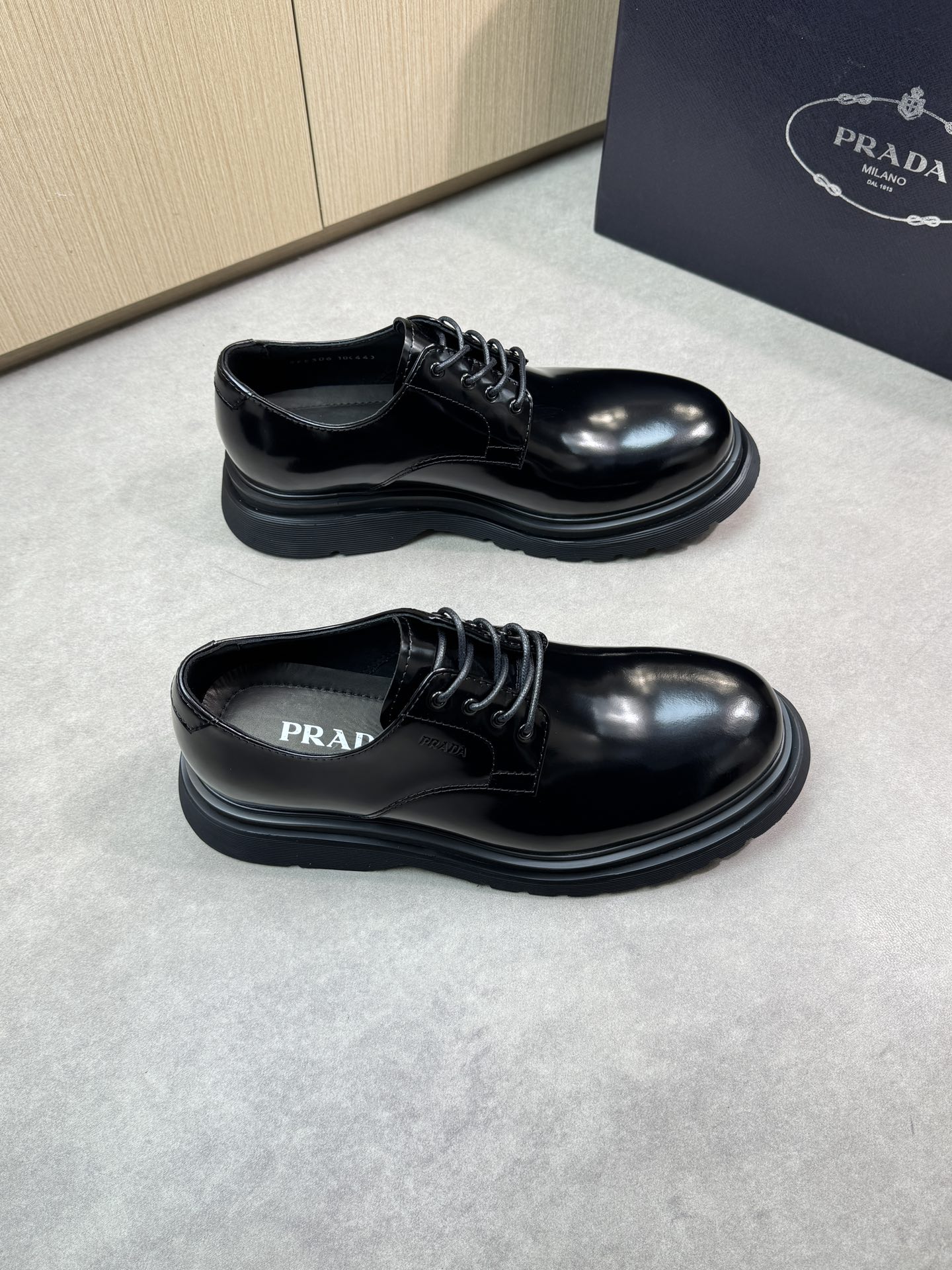 NO:275525,【PRADA】Prada - high-end quality original single leather shoes - upper beaded calfskin, shoe body air compressor brand logo perfect splicing - inner water dyed cowhide - outsole ultra-light TPU foam; molded sole - ultra-high quality control · fine workmanship highlighted (high-end · noble · grade) -Size 39-44 (38, 45, 46, can be customized)·PR0187,,prada,prada,cowhide19860909【PRADA】普拉达 -高端品质 原单正装皮鞋 -鞋面开边珠小牛皮、鞋身空压品牌logo完美拼接 -内里水染牛皮 -大底超轻TPU发泡；成型大底 -超高品控·做工精细凸显(高端·贵气·档次) -Size 39-44（38,45,46,可订做)·PR0187,,prada,prada,cowhide,Men's shoes