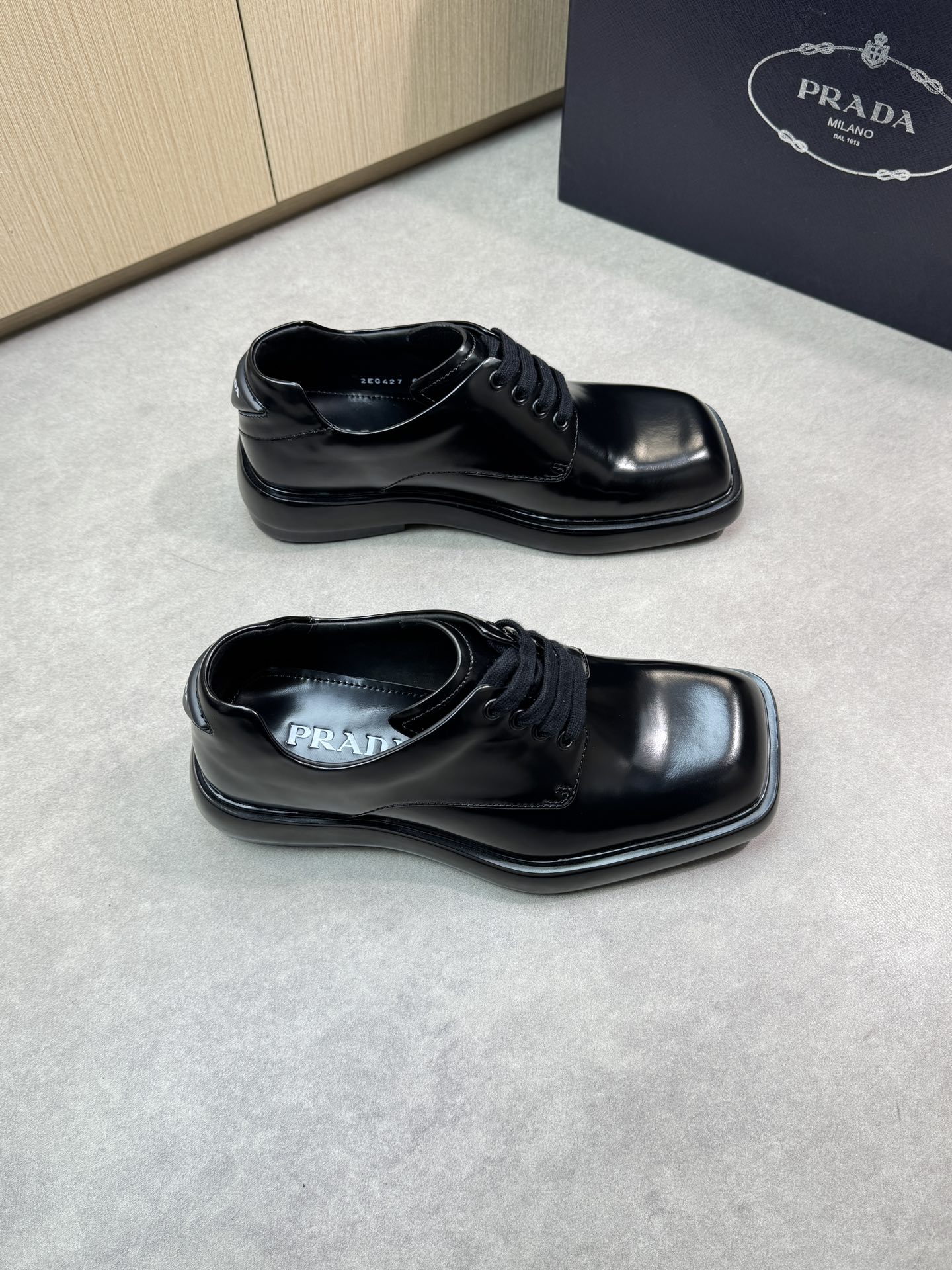 NO:275528,【PRADA】Prada - High-end quality Original single formal leather shoes - The upper beaded calfskin, heel brand plastic module perfectly spliced ​​- Inner water dyed cowhide - Outsole ultra-light TPU foam; molded outsole - Ultra-high quality control · Fine workmanship highlighted (high-end, noble, grade) -Size 39-44 (38, 45, 46, custom made)·PR0187,,prada,prada,cowhide19860909【PRADA】普拉达 -高端品质 原单正装皮鞋 -鞋面开边珠小牛皮、后跟品牌塑胶模块完美拼接 -内里水染牛皮 -大底超轻TPU发泡；成型大底 -超高品控·做工精细凸显(高端·贵气·档次) -Size 39-44（38,45,46,可订做)·PR0187,,prada,prada,cowhide,Men's shoes