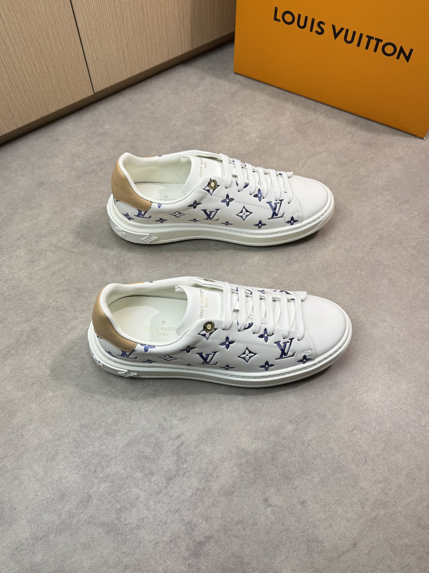 NO:275494,【Louis Vuitton】Louis Vuitton - High-end quality original couple outfit Casual sports shoes - upper silk calfskin, color printed high Zhoubo brand totem, tongue. Heel; silk-print brand logo - inner water dyed cowhide - outsole ultra-light TPU·rubber foam; molded outsole - ultra-high quality control·fine workmanship highlighted (high-end, noble, grade) -Size Men and women's same style 35-44 (female 34, 40, 41, men 45, 46, 47, can be customized)·L0179,,louis vuitton,louis vuitton,sneakers,cowhide19860909【Louis Vuitton】路易威登 -高端品质 原单 情侣装 休闲运动鞋 -鞋面丝绸小牛皮、彩印高周波品牌图腾、鞋舌.后跟；丝印品牌Logo -内里水染牛皮 -大底超轻TPU·橡胶发泡；成型大底 -超高品控·做工精细凸显(高端·贵气·档次) -Size 男女同款35-44（女34,40,41,男45,46,47,可订做)·L0179,,louis vuitton,louis vuitton,sneakers,cowhide,Men's shoes