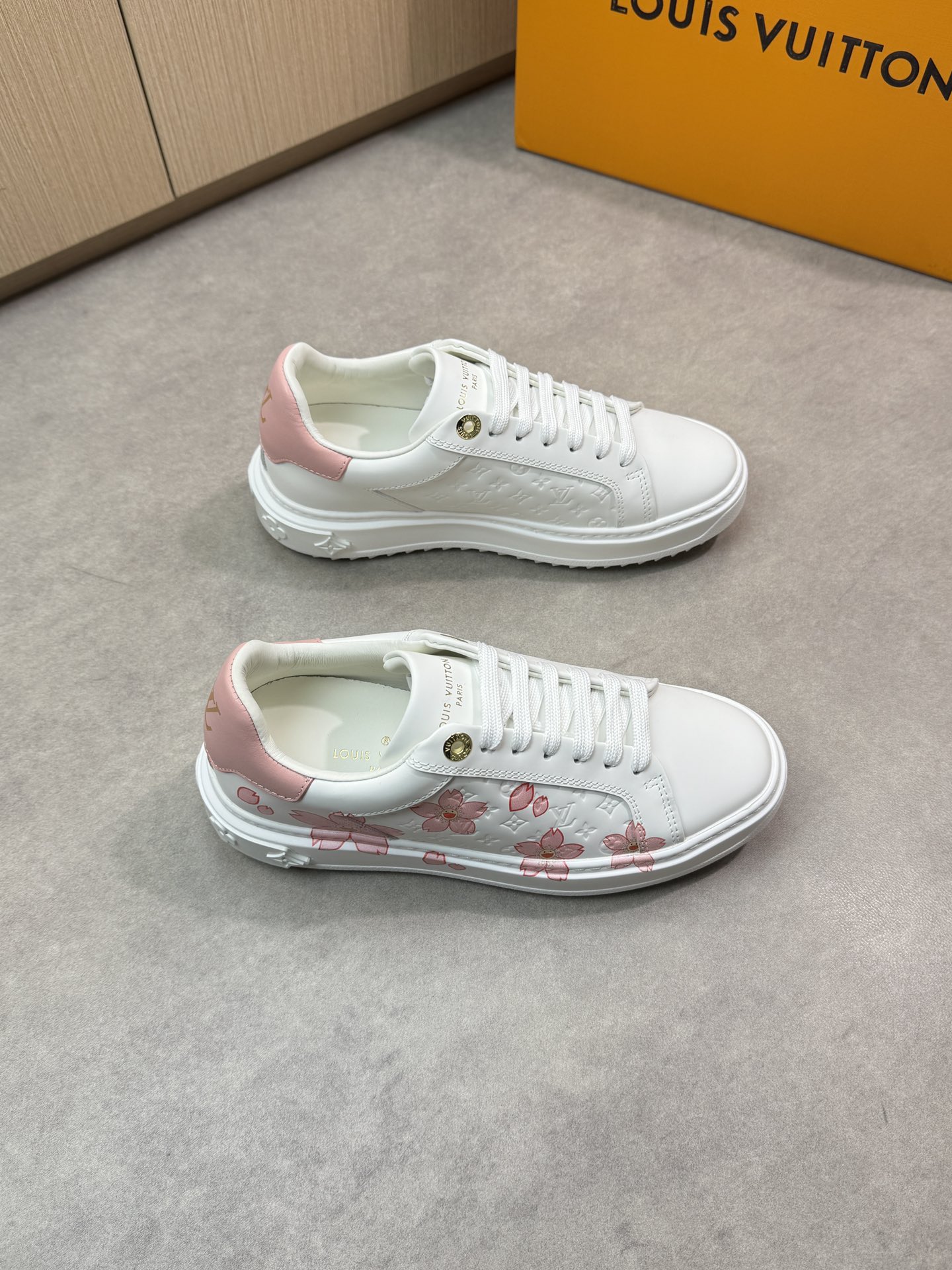 NO:275496,【Louis Vuitton】Louis Vuitton - High-end quality original couple outfit Casual sports shoes - upper silk calfskin, color printed totem, tongue. Heel; silk-print brand logo - inner water dyed cowhide - outsole ultra light TPU·rubber foam; molded outsole - ultra high quality control·fine workmanship highlight (high-end, noble, grade) -Size Men and women's same style 35-44 (female 34, 40, 41, men 45, 46, 47, can be customized)·L0179,,louis vuitton,louis vuitton,sneakers,cowhide19860909【Louis Vuitton】路易威登 -高端品质 原单 情侣装 休闲运动鞋 -鞋面丝绸小牛皮、彩印图腾、鞋舌.后跟；丝印品牌Logo -内里水染牛皮 -大底超轻TPU·橡胶发泡；成型大底 -超高品控·做工精细凸显(高端·贵气·档次) -Size 男女同款35-44（女34,40,41,男45,46,47,可订做)·L0179,,louis vuitton,louis vuitton,sneakers,cowhide,Men's shoes