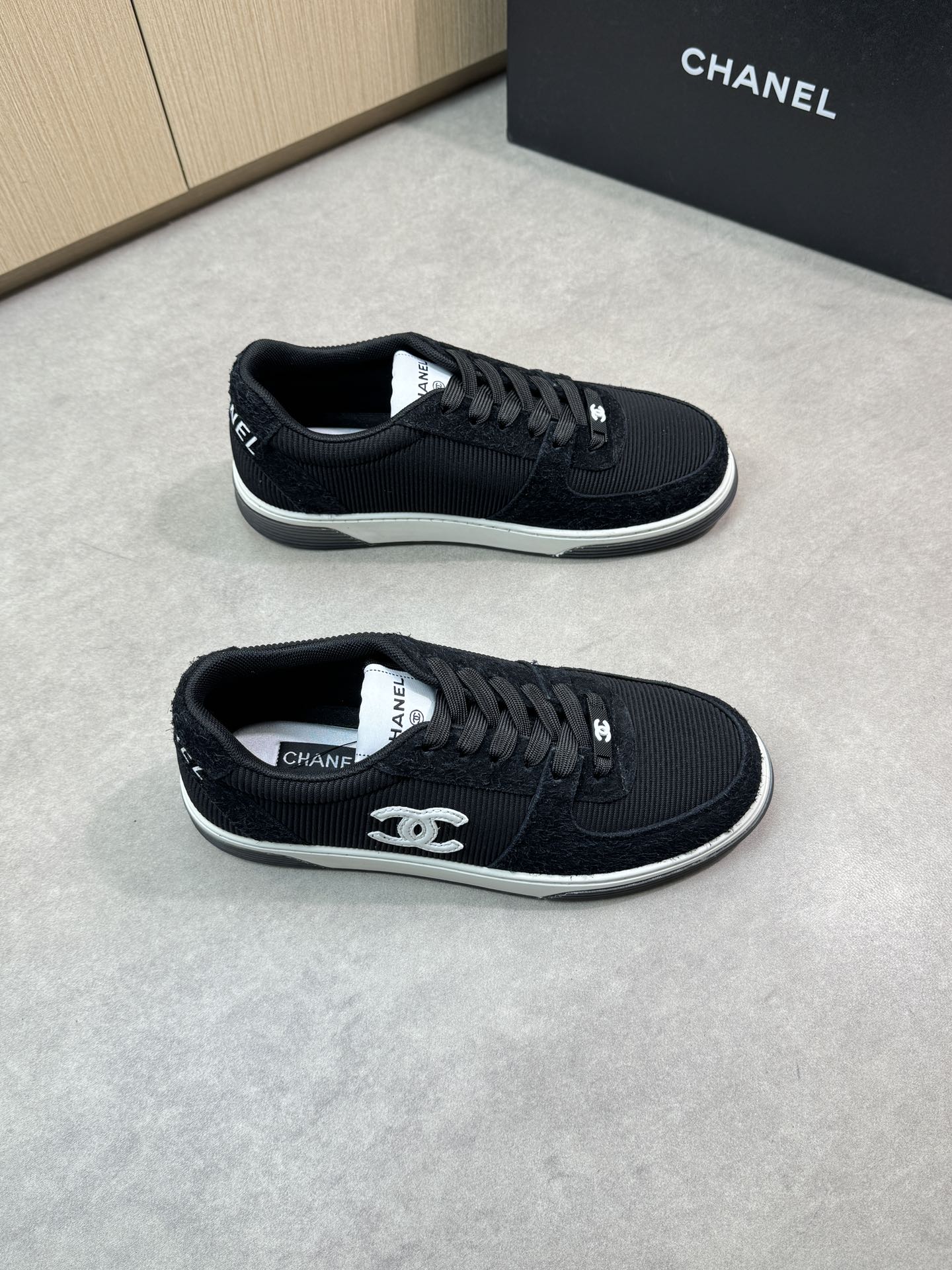 NO:275530,【CHANEL】Chanel - High-end quality Original single casual sports shoes - Upper Napa calfskin, reverse velvet calfskin air compressor brand totem, heel silk screen brand logo - inner brand canvas, footbed; brand 3D canvas - outsole ultra-light TPU·rubber; two-color molded outsole - ultra-high quality control, fine workmanship highlighted (high-end, noble, grade) -Size 39-44 (38,45, custom made)·CN0186,,chanel,chanel,cowhide19860909【 CHANEL】香奈儿 -高端品质 原单休闲运动版鞋 -鞋面纳帕小牛皮、反绒小牛皮空压品牌图腾、后跟丝印品牌logo -内里品牌帆布,垫脚;品牌3D帆布 -大底超轻TPU·橡胶; 双色成型大底 -超高品控·做工精细凸显(高端·贵气·档次) -Size 39-44（38,45,可订做)·CN0186,,chanel,chanel,cowhide,Men's shoes