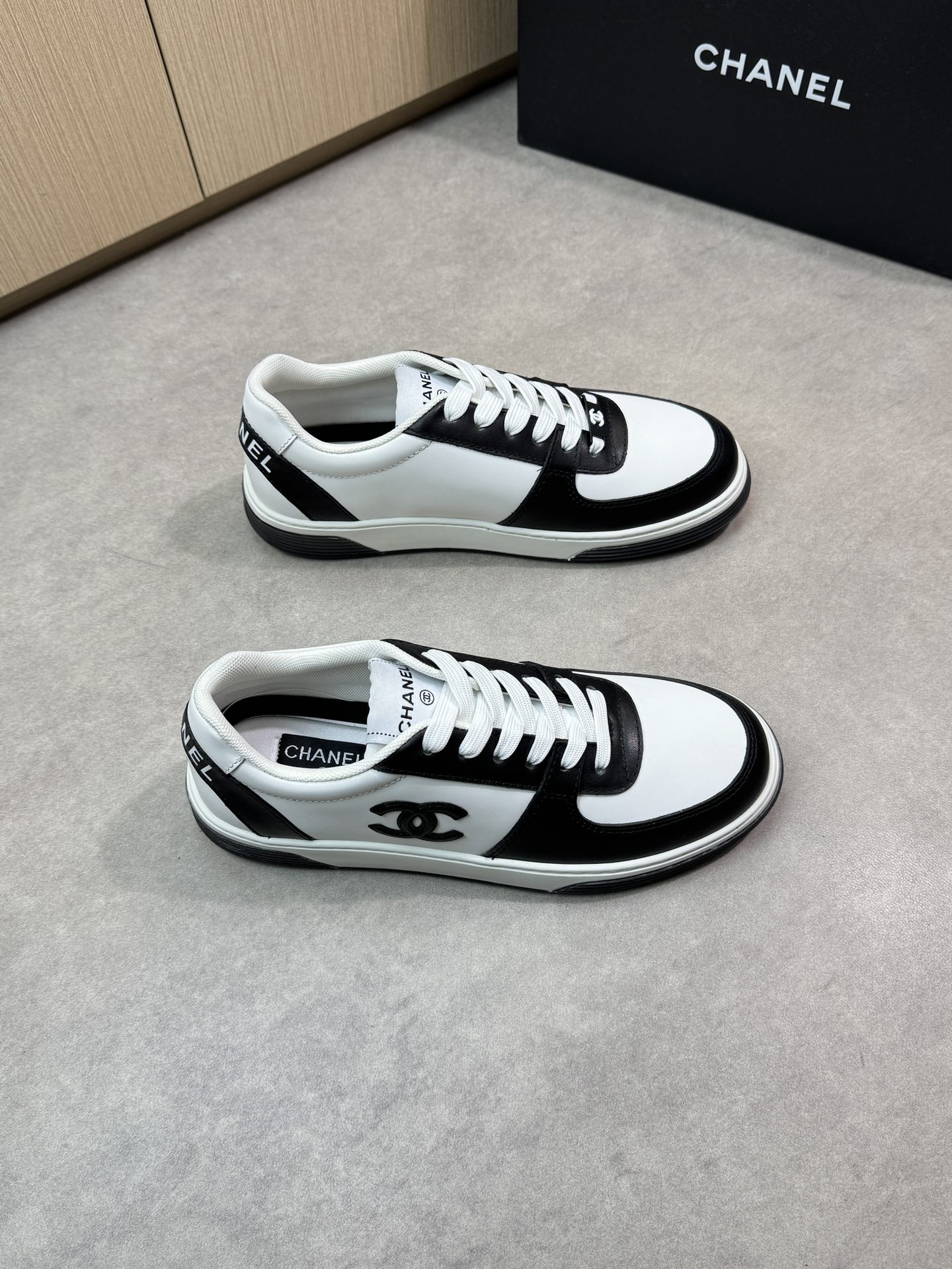 NO:275538,【CHANEL】Chanel - High-end quality Original single casual sports shoes - Upper Napa calfskin, reverse velvet calfskin, shoe body sewing brand totem, heel silk screen brand logo - inner lining brand canvas, footbed; brand 3D canvas - outsole ultralight TPU·rubber; two-color molded outsole - ultra high quality control·fine workmanship highlighting (high-end, noble, grade) -Size 39-44 (38,45, custom made)·CN0186,,chanel,chanel,cowhide19860909【 CHANEL】香奈儿 -高端品质 原单休闲运动版鞋 -鞋面纳帕小牛皮、反绒小牛皮、鞋身车缝品牌图腾、后跟丝印品牌logo -内里品牌帆布,垫脚;品牌3D帆布 -大底超轻TPU·橡胶; 双色成型大底 -超高品控·做工精细凸显(高端·贵气·档次) -Size 39-44（38,45,可订做)·CN0186,,chanel,chanel,cowhide,Men's shoes