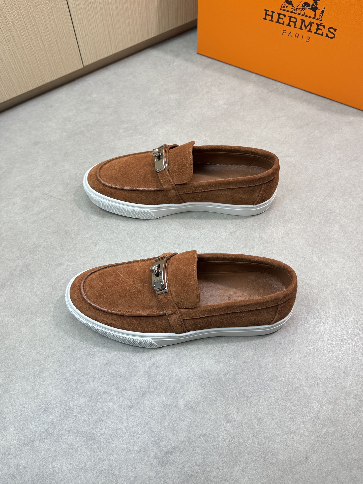 Hermès Men's Suede Casual Loafers with Metal Buckle - Premium Quality 4 i1743354748 7985 2