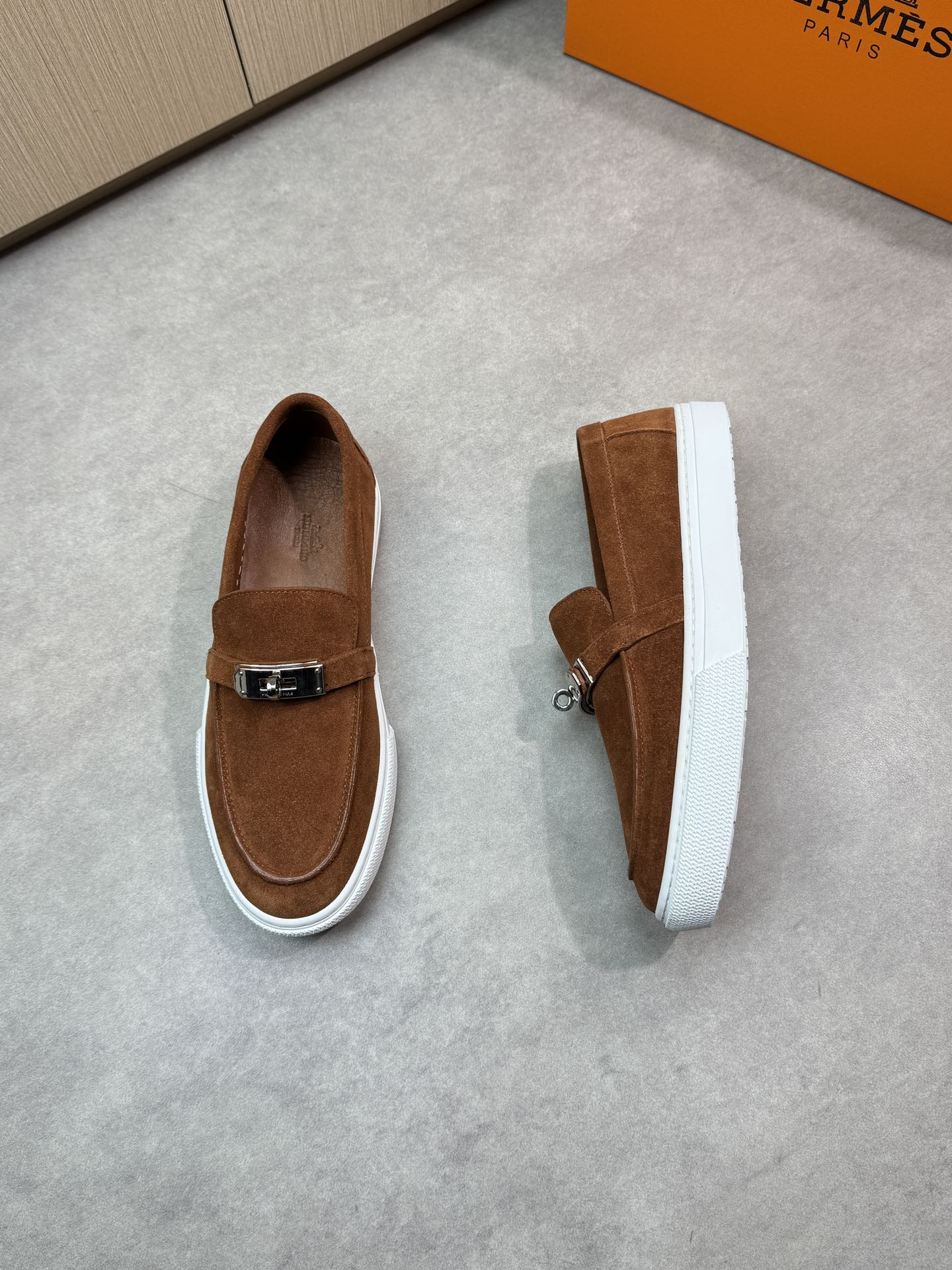 Hermès Men's Suede Casual Loafers with Metal Buckle - Premium Quality 3 i1743354748 8418 1