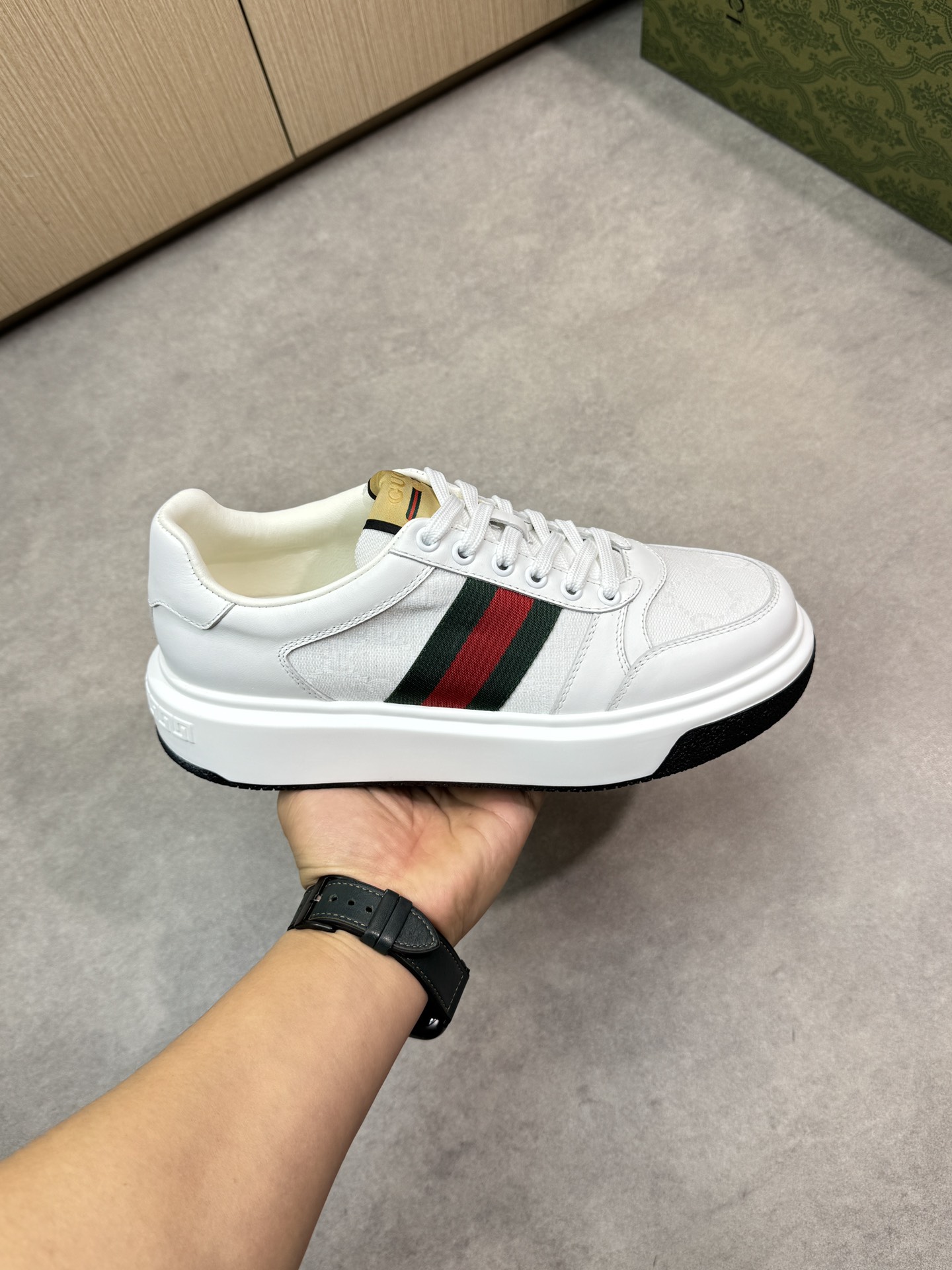 Gucci Leather Sneakers with Signature Web Stripe - Stylish & Comfortable 5 i1743355934 2095 3
