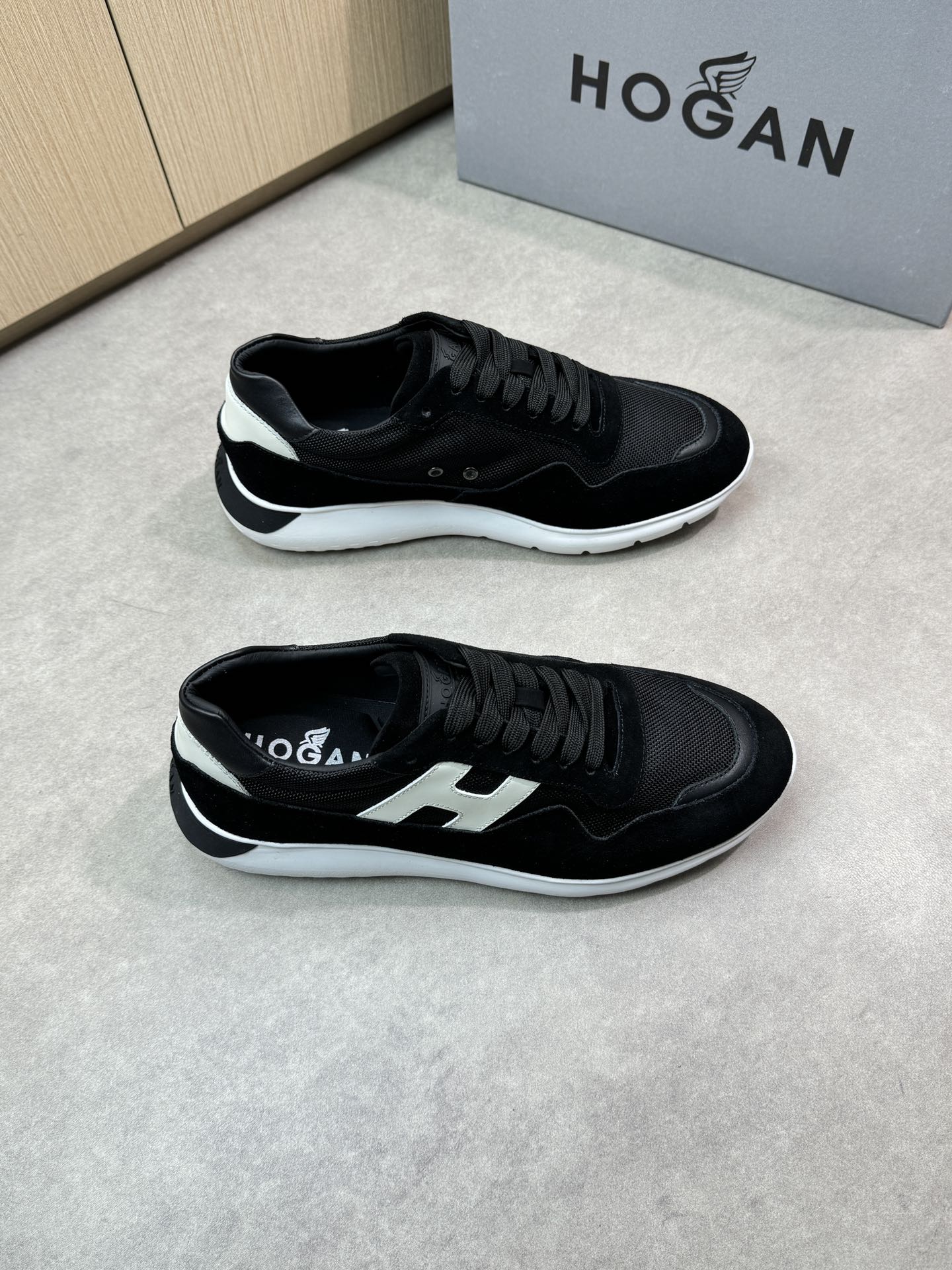 NO:275697,【HOGAN】Hogan - High-end quality Original single casual sneakers - Upper Napa calfskin, reverse velvet calfskin, brand high mercerized canvas, shoe body sewing brand.H. Totem, shoe tongue brand plastic logo - Inner water dye cowhide, foot pad; 3D cotton pad - Outsole ultralight TPU foaming·rubber; molded sole - Ultra-high quality control·fine workmanship, highlighting (high-end·noble·grade) -Size 39-44 (38,45, custom made)·H0039,,hogan,sneakers,cowhide19860909【HOGAN】霍根 -高端品质 原单休闲运动鞋 -鞋面纳帕小牛皮、反绒小牛皮、品牌高丝光帆布、鞋身车缝品牌.H.图腾、鞋舌品牌塑胶标识 -内里水染牛皮,垫脚；3D夹棉布垫 -大底超轻TPU发泡·橡胶；成型大底 -超高品控·做工精细,凸显(高端·贵气·档次) -Size 39-44（38,45,可订做)·H0039,,hogan,sneakers,cowhide,Men's shoes