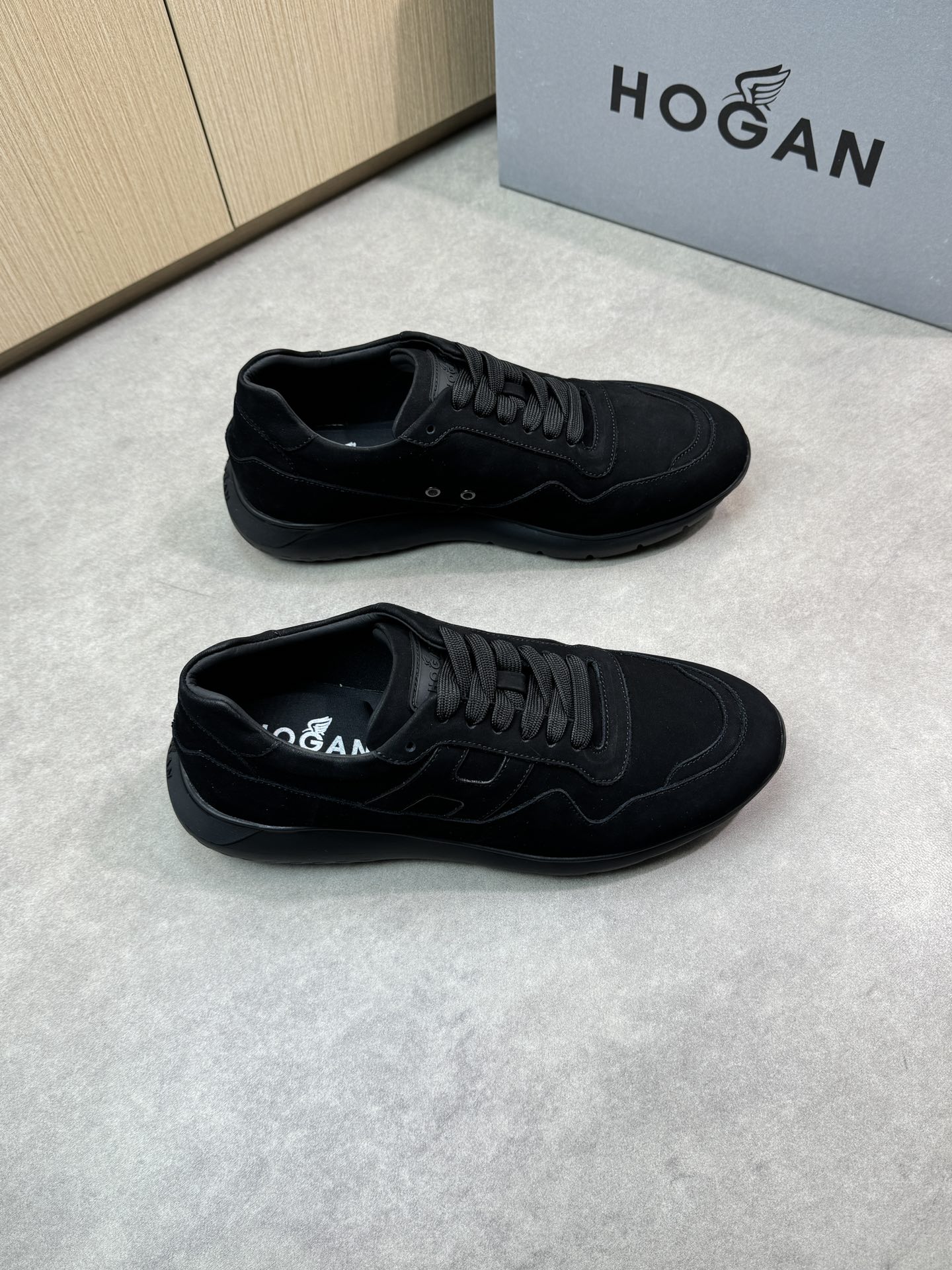 NO:275656,【HOGAN】Hogan - High-end quality Original single casual sneakers - Upper lying pattern matte calfskin, shoe body sewing brand.H. Totem, shoe tongue brand plastic logo - Inner water dye cowhide, foot pad; 3D cotton pad - Outsole ultra-light TPU foaming·rubber; molded sole - Ultra-high quality control·fine workmanship, highlighting (high-end·noble·grade) -Size 39-44 (38,45, custom made)·H0039,,hogan,sneakers,cowhide19860909【HOGAN】霍根 -高端品质 原单休闲运动鞋 -鞋面荔纹磨砂小牛皮、鞋身车缝品牌.H.图腾、鞋舌品牌塑胶标识 -内里水染牛皮,垫脚；3D夹棉布垫 -大底超轻TPU发泡·橡胶；成型大底 -超高品控·做工精细,凸显(高端·贵气·档次) -Size 39-44（38,45,可订做)·H0039,,hogan,sneakers,cowhide,Men's shoes