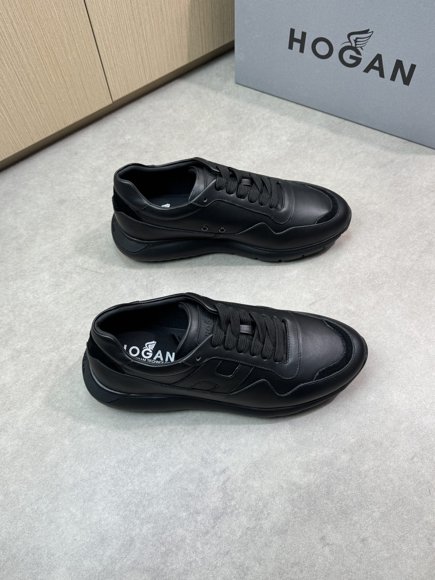 NO:275661,【HOGAN】Hogan - High-end quality Original single casual sneakers - Upper Napa calfskin, reverse velvet calfskin, shoe body sewing brand.H. Totem, shoe tongue brand plastic logo - Inner water dye cowhide, foot pad; 3D cotton pad - Outsole ultra-light TPU foaming·rubber; molded sole - Ultra-high quality control·fine workmanship, highlighting (high-end·noble·grade) -Size 39-44 (38,45, custom made)·H0039,,hogan,sneakers,cowhide19860909【HOGAN】霍根 -高端品质 原单休闲运动鞋 -鞋面纳帕小牛皮、反绒小牛皮、鞋身车缝品牌.H.图腾、鞋舌品牌塑胶标识 -内里水染牛皮,垫脚；3D夹棉布垫 -大底超轻TPU发泡·橡胶；成型大底 -超高品控·做工精细,凸显(高端·贵气·档次) -Size 39-44（38,45,可订做)·H0039,,hogan,sneakers,cowhide,Men's shoes