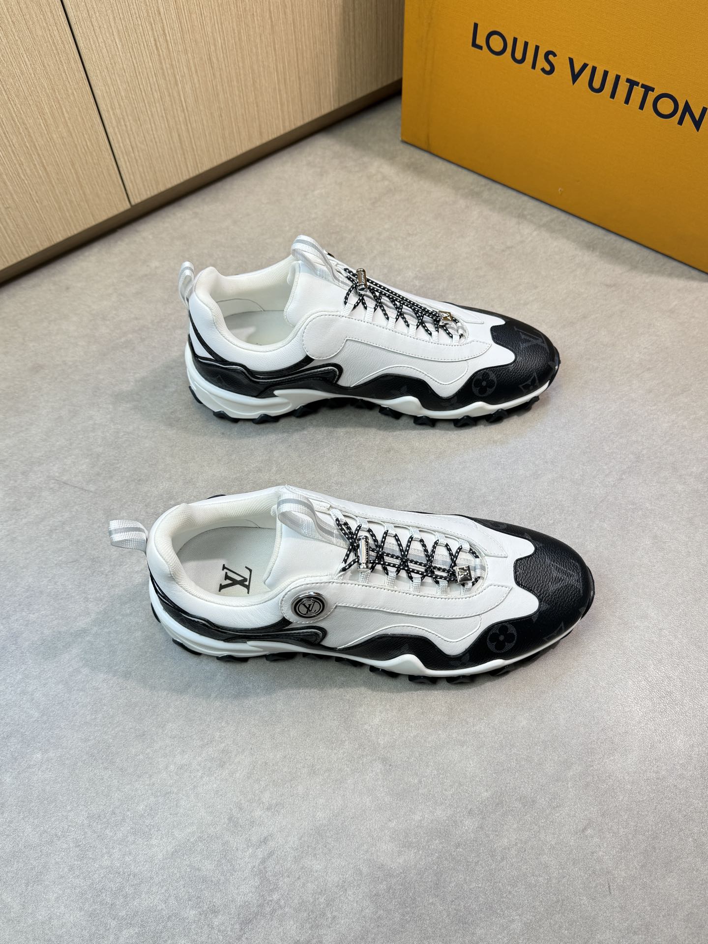 NO:275967,【Louis Vuitton】Louis Vuitton - High-end quality Original single casual sneakers - Upper Napa calfskin, brand totem PVC leather, brand metal fasteners - Neil brand canvas cloth - Outsole ultra-light TPR·rubber; Two-color molded outsole - Ultra-high quality control·fine workmanship highlighted (high-end, noble, grade) -Size 39-44 (38, 45, 46, custom made)·L0126,,louis vuitton,louis vuitton,sneakers,cowhide19860909【Louis Vuitton】路易威登 -高端品质 原单休闲运动鞋 -鞋面纳帕小牛皮、品牌图腾PVC皮料、品牌金属扣件 -内里品牌帆布布匹 -大底超轻TPR·橡胶；双色成型大底 -超高品控·做工精细凸显(高端·贵气·档次) -Size 39-44（38,45,46,可订做)·L0126,,louis vuitton,louis vuitton,sneakers,cowhide,Men's shoes