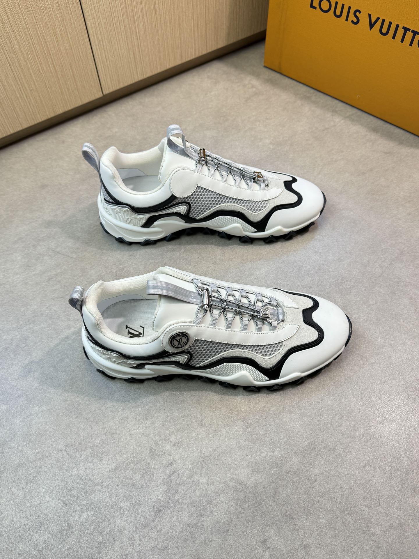 NO:275970,【Louis Vuitton】Louis Vuitton - High-end quality Original single casual sneakers - Upper Napa calfskin, reverse velvet cowhide, brand hollow mesh cloth, brand metal fasteners - Inner brand canvas cloth - Outsole ultra-light TPR·rubber; Two-color molded outsole - Ultra-high quality control·fine workmanship highlights (high-end, noble, grade) -Size 39-44 (38, 45, 46, custom made)·L0126,,louis vuitton,louis vuitton,sneakers,cowhide19860909【Louis Vuitton】路易威登 -高端品质 原单休闲运动鞋 -鞋面纳帕小牛皮、反绒牛皮、品牌镂空网布、品牌金属扣件 -内里品牌帆布布匹 -大底超轻TPR·橡胶；双色成型大底 -超高品控·做工精细凸显(高端·贵气·档次) -Size 39-44（38,45,46,可订做)·L0126,,louis vuitton,louis vuitton,sneakers,cowhide,Men's shoes