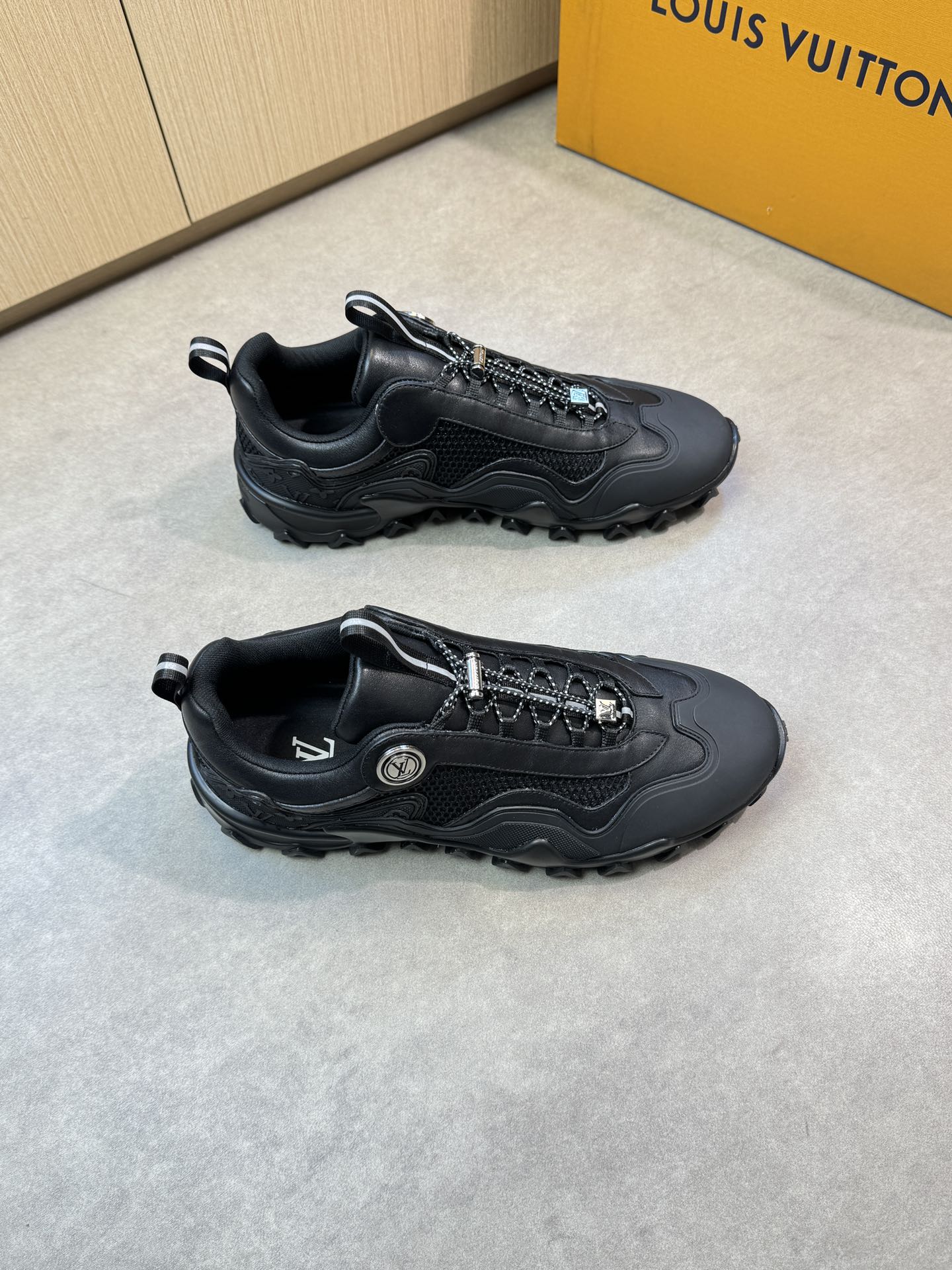 NO:275969,【Louis Vuitton】Louis Vuitton - High-end quality Original single casual sneakers - Upper Napa calfskin, brand hollow mesh cloth, brand metal fasteners - Neil brand canvas cloth - Outsole ultra-light TPR·rubber; Two-color molded outsole - Ultra-high quality control·fine workmanship highlighted (high-end, noble, grade) -Size 39-44 (38, 45, 46, custom made)·L0126,,louis vuitton,louis vuitton,sneakers,cowhide19860909【Louis Vuitton】路易威登 -高端品质 原单休闲运动鞋 -鞋面纳帕小牛皮、品牌镂空网布、品牌金属扣件 -内里品牌帆布布匹 -大底超轻TPR·橡胶；双色成型大底 -超高品控·做工精细凸显(高端·贵气·档次) -Size 39-44（38,45,46,可订做)·L0126,,louis vuitton,louis vuitton,sneakers,cowhide,Men's shoes