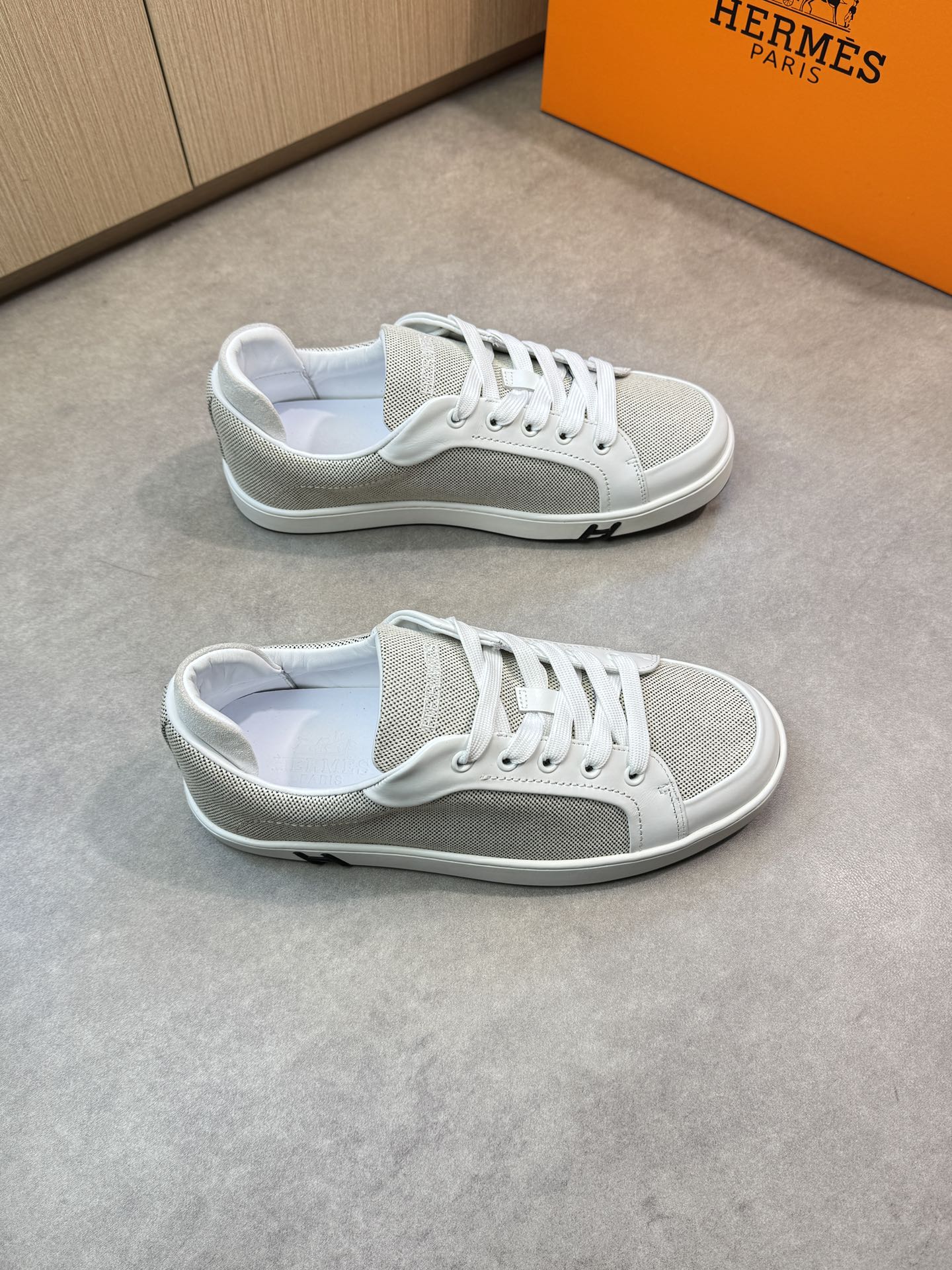 NO:275933,【HERMES】HERMES - High-end quality Original single casual sports shoes - Upper Napa calfskin, car anti-dark line craftsmanship, shoe tongue embroidery brand logo - Inner water dyed cowhide - Outsole ultra-light TPR·rubber; Two-color molded sole - Ultra-high quality control·fine workmanship highlighted (high-end, noble, grade) -Size 39-44 (38,45 can be customized)·,,hermes,hermes,cowhide19860909【 HERMES】爱马仕 -高端品质 原单休闲运动板鞋 -鞋面纳帕小牛皮、车反暗线工艺、鞋舌刺绣品牌logo -内里水染牛皮 -大底超轻TPR·橡胶；双色成型大底 -超高品控·做工精细凸显(高端·贵气·档次) -Size 39-44（38,45可订做)·,,hermes,hermes,cowhide,Men's shoes