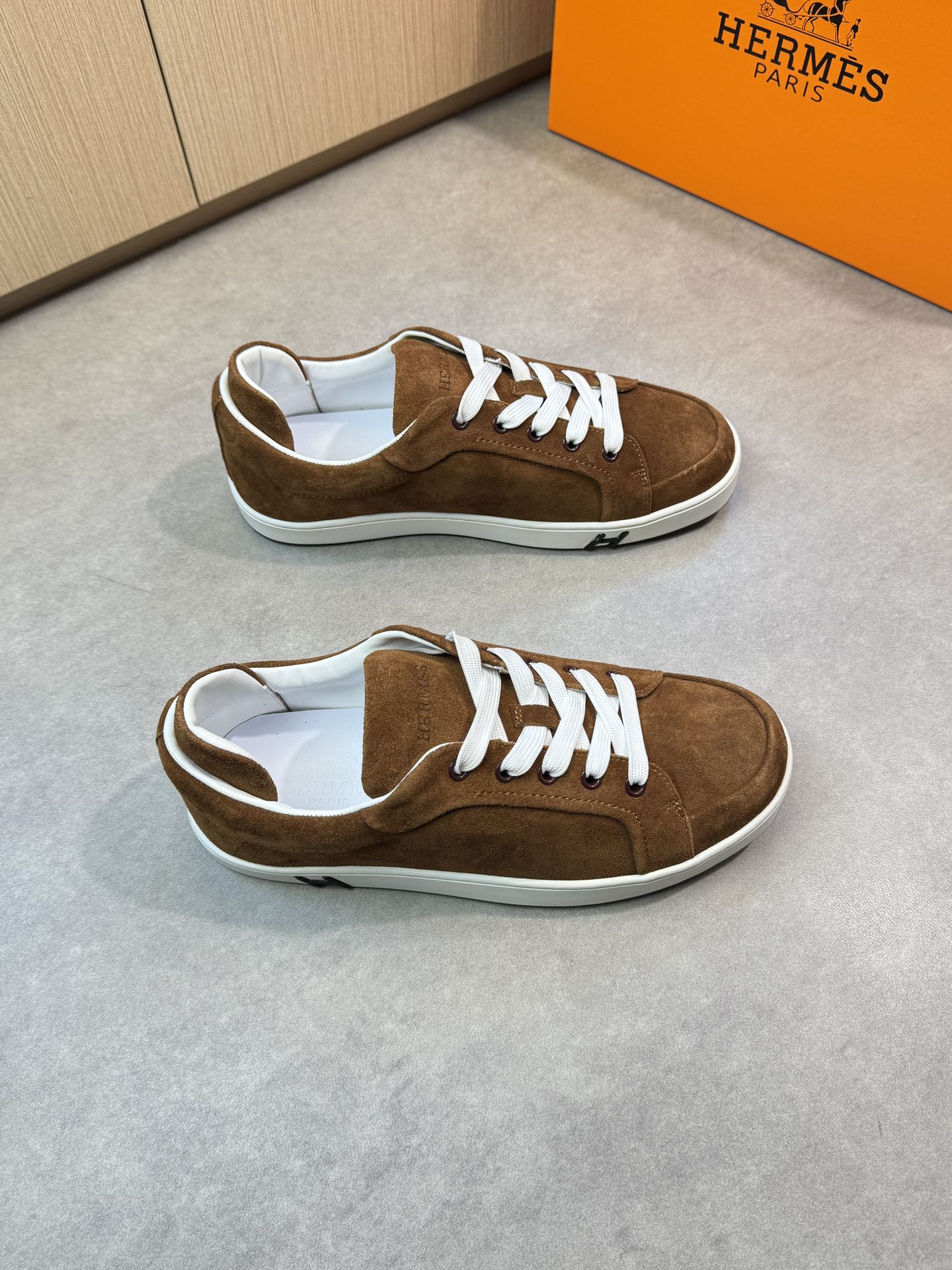 NO:275935,【HERMES】HERMES - High-end quality Original single casual sports shoes - Upper reverse velvet calfskin, car anti-dark line craftsmanship, shoe tongue embroidery brand logo - Inner water dye cowhide - Outsole ultra-light TPR·rubber; Two-color molded sole - Ultra-high quality control·fine workmanship highlighted (high-end, noble, grade) -Size 39-44 (38,45 can be customized)·,,hermes,hermes,cowhide19860909【 HERMES】爱马仕 -高端品质 原单休闲运动板鞋 -鞋面反绒小牛皮、车反暗线工艺、鞋舌刺绣品牌logo -内里水染牛皮 -大底超轻TPR·橡胶；双色成型大底 -超高品控·做工精细凸显(高端·贵气·档次) -Size 39-44（38,45可订做)·,,hermes,hermes,cowhide,Men's shoes