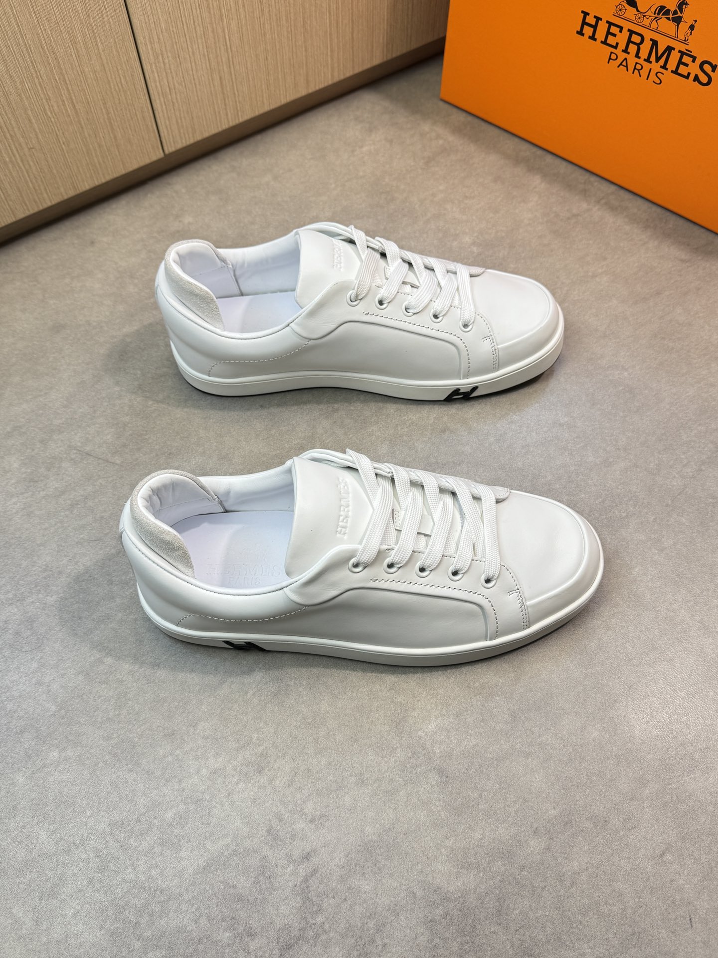 NO:275937,【HERMES】HERMES - High-end quality Original single casual sports shoes - Upper Napa calfskin, car anti-dark line craftsmanship, shoe tongue embroidery brand logo - Inner water dyed cowhide - Outsole ultra-light TPR·rubber; Two-color molded sole - Ultra-high quality control·fine workmanship highlighted (high-end, noble, grade) -Size 39-44 (38,45 can be customized)·2039,,hermes,hermes,cowhide19860909【 HERMES】爱马仕 -高端品质 原单休闲运动板鞋 -鞋面纳帕小牛皮、车反暗线工艺、鞋舌刺绣品牌logo -内里水染牛皮 -大底超轻TPR·橡胶；双色成型大底 -超高品控·做工精细凸显(高端·贵气·档次) -Size 39-44（38,45可订做)·2039,,hermes,hermes,cowhide,Men's shoes