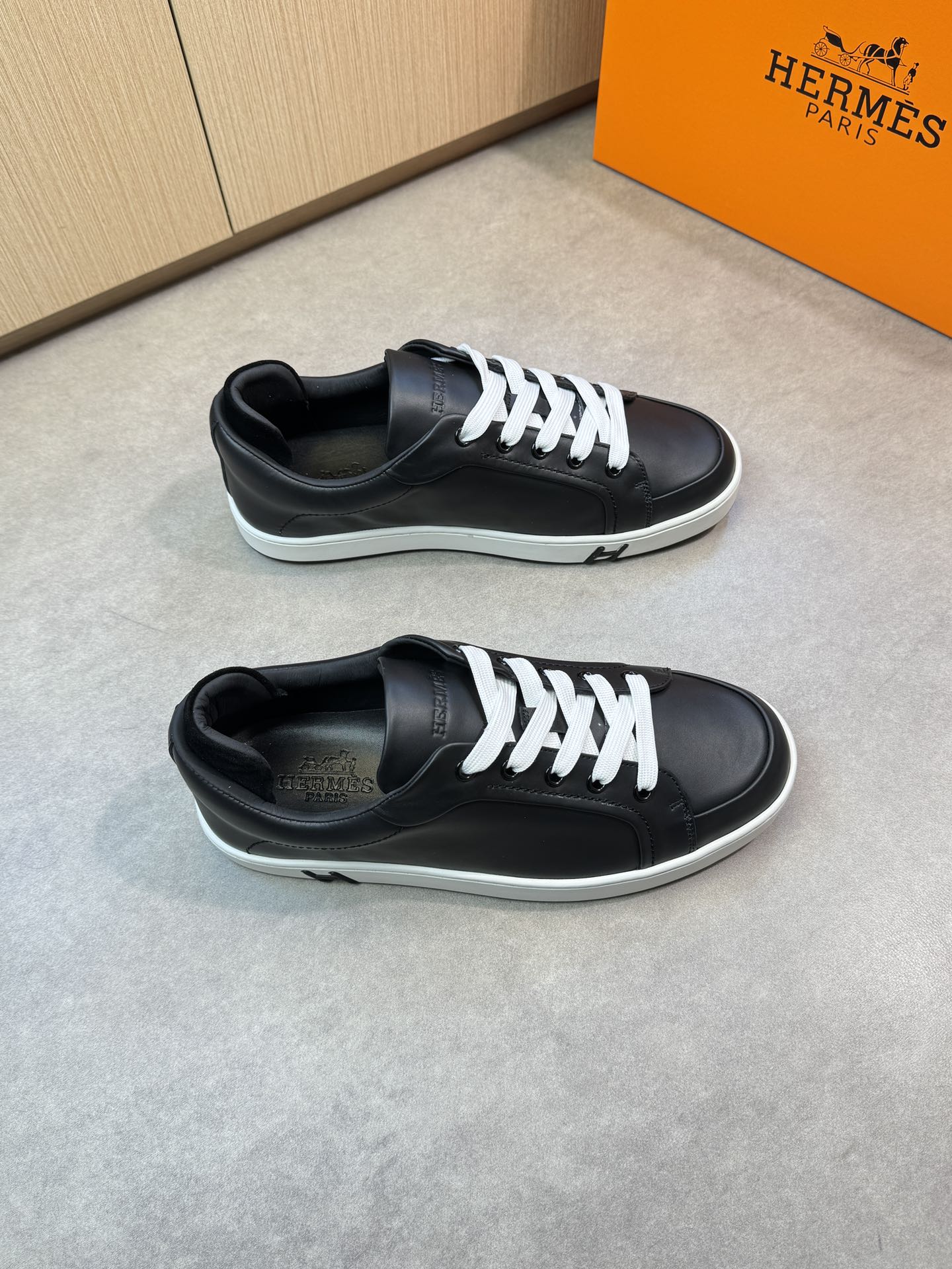 NO:275939,【HERMES】HERMES - High-end quality Original single casual sports shoes - Upper reverse velvet calfskin, car anti-dark line craftsmanship, shoe tongue embroidery brand logo - Inner water dye cowhide - Outsole ultra-light TPR·rubber; Two-color molded sole - Ultra-high quality control·fine workmanship highlighted (high-end, noble, grade) -Size 39-44 (38,45 can be customized)·2039,,hermes,hermes,cowhide19860909【 HERMES】爱马仕 -高端品质 原单休闲运动板鞋 -鞋面反绒小牛皮、车反暗线工艺、鞋舌刺绣品牌logo -内里水染牛皮 -大底超轻TPR·橡胶；双色成型大底 -超高品控·做工精细凸显(高端·贵气·档次) -Size 39-44（38,45可订做)·2039,,hermes,hermes,cowhide,Men's shoes